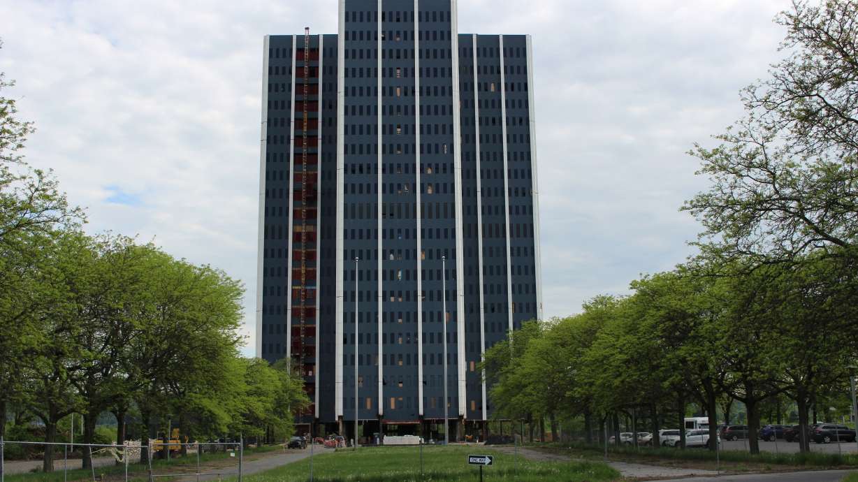 Defunct steelmaker's 21-story headquarters imploded