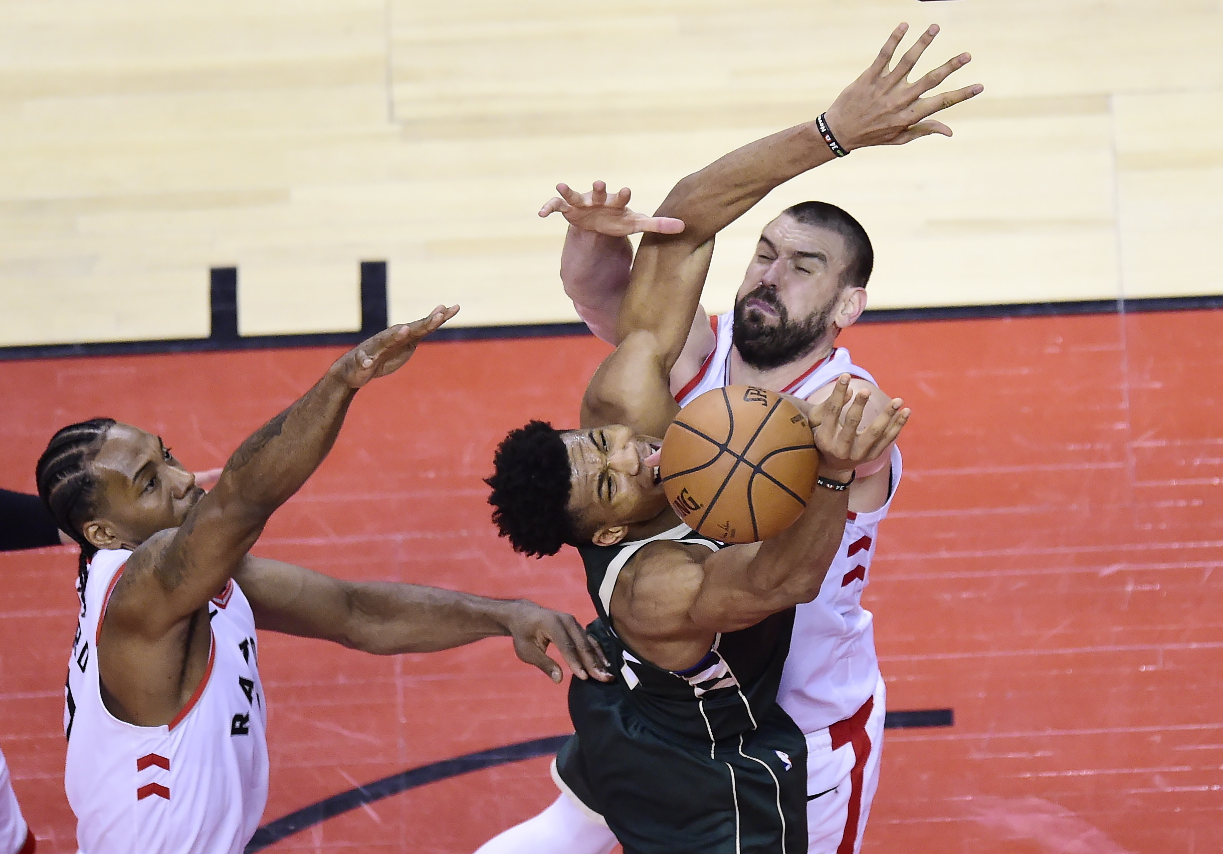 Leonard scores 36, Raptors beat Bucks 118-112 in 2 OTs