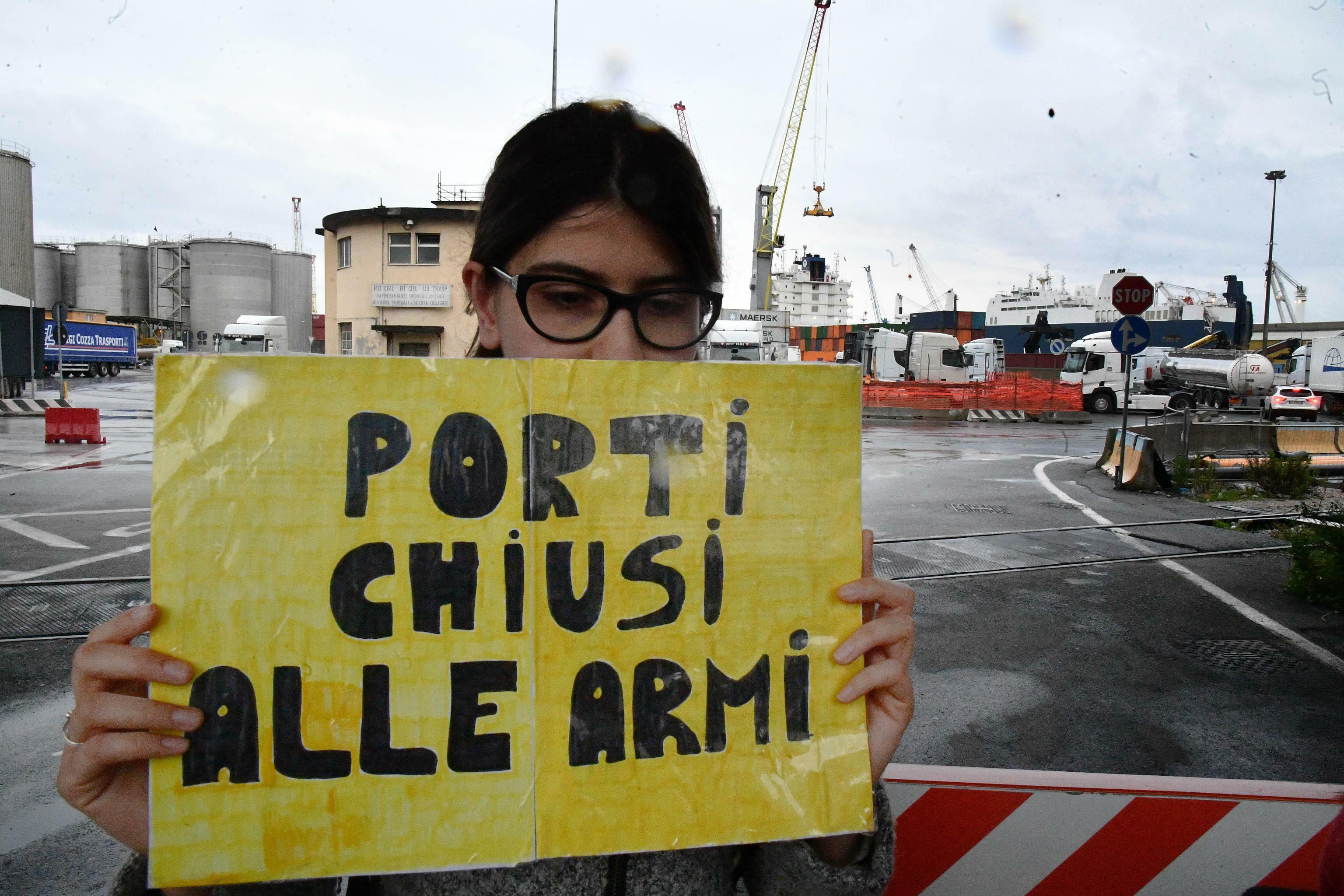 Anti-arms trade protests as Saudi freighter docks in Italy