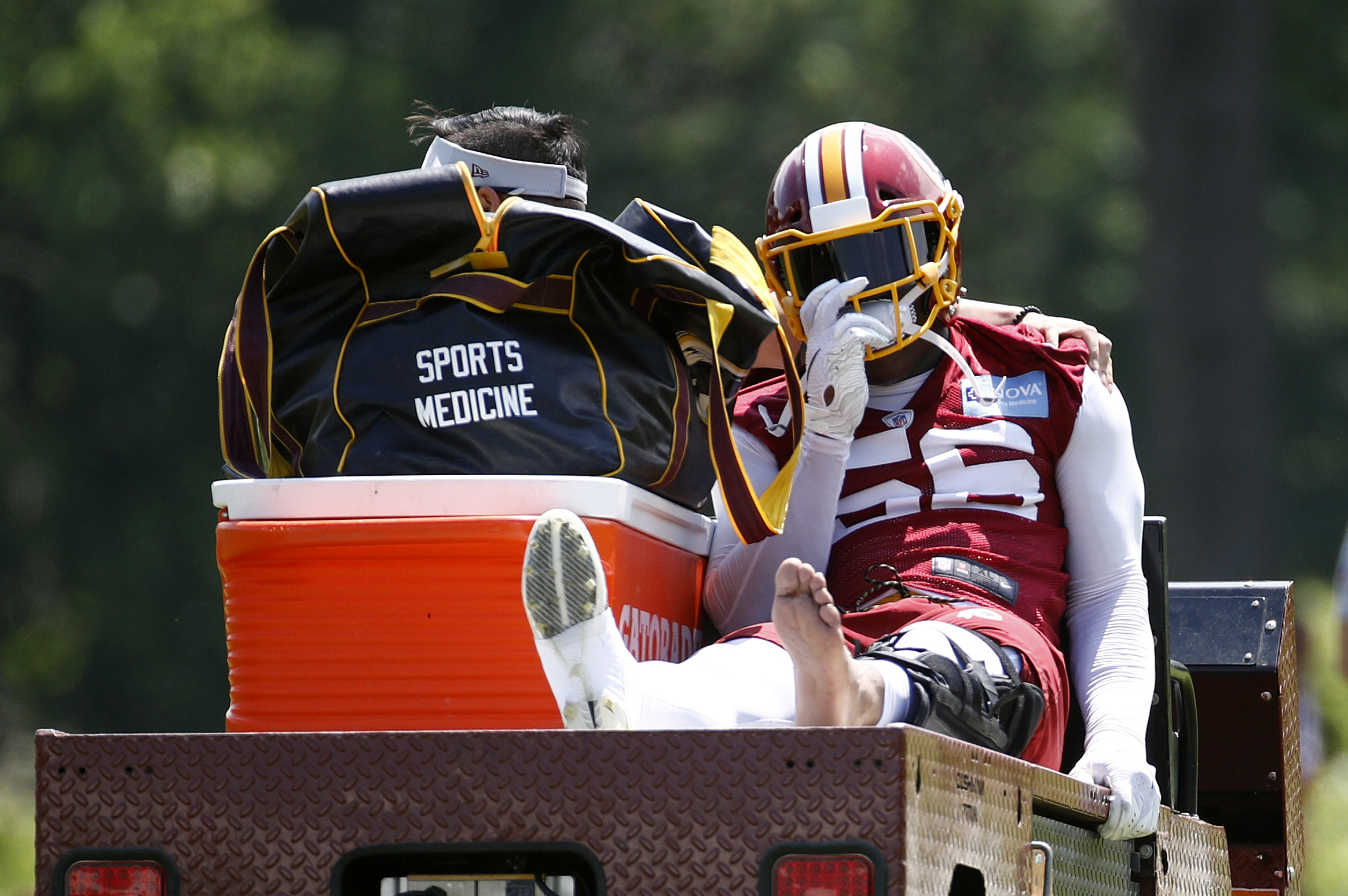 Redskins' Foster carted off field with apparent knee injury