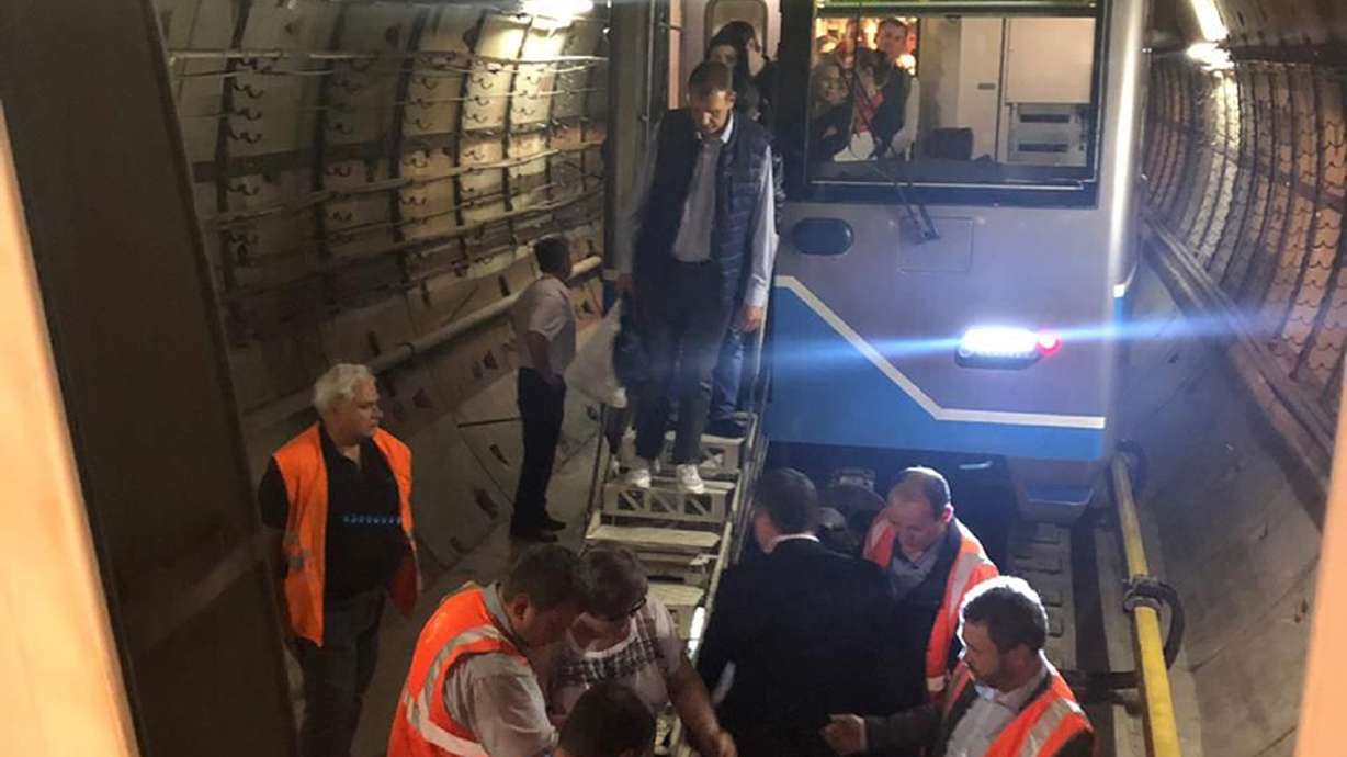 About 1,000 commuters spend hours trapped in Moscow subway
