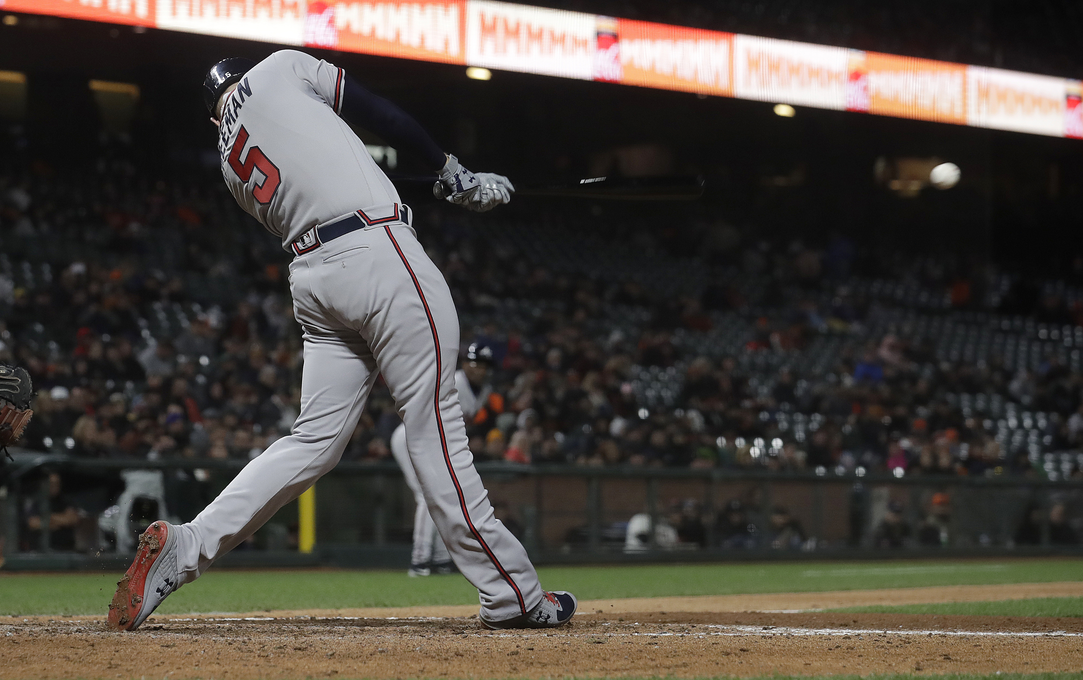 Giants score three in ninth to beat Braves 4-3