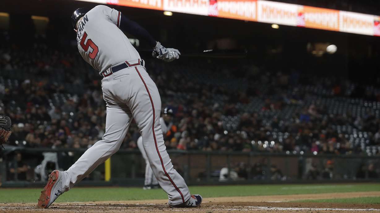 Giants score three in ninth to beat Braves 4-3