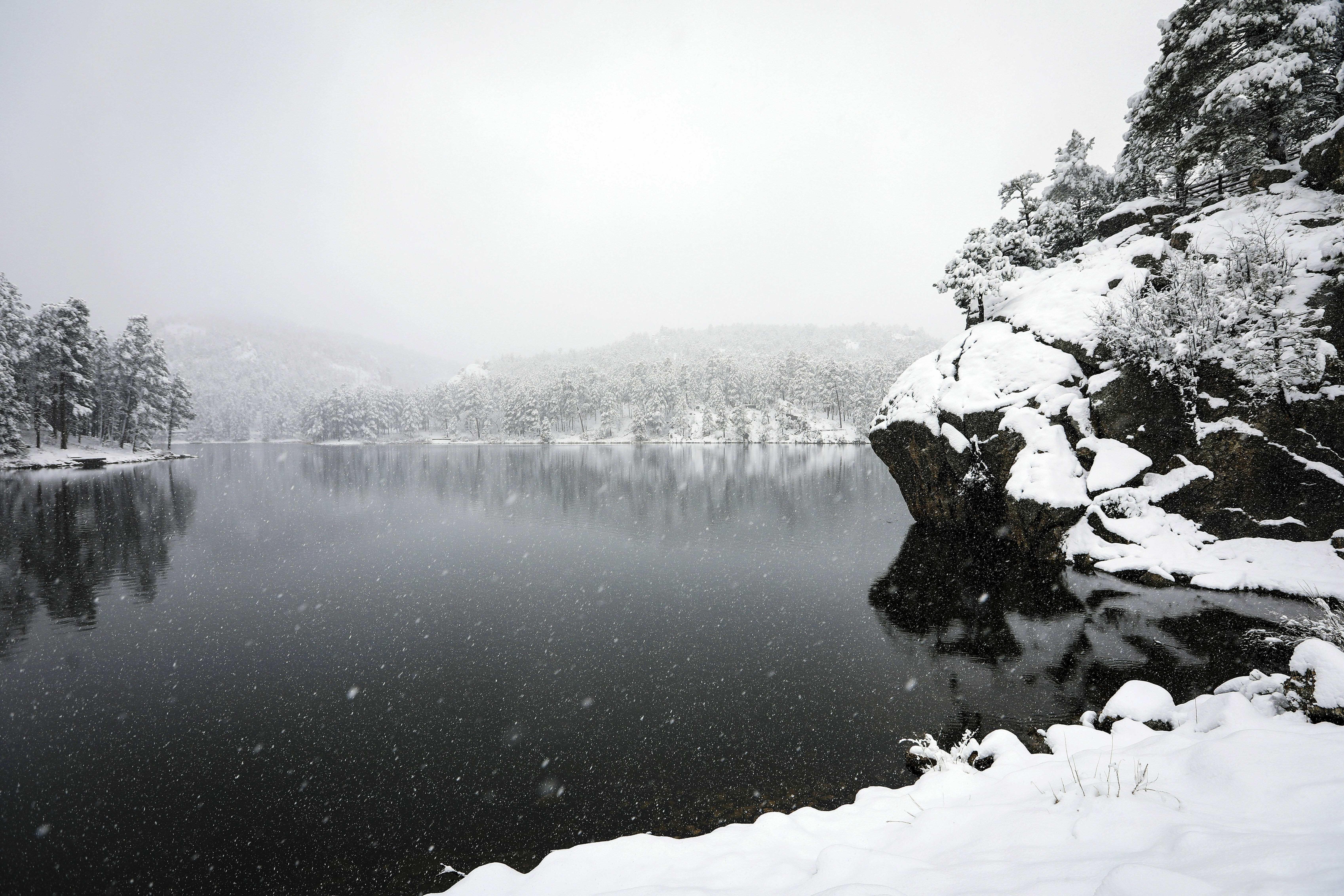 Runaway barges threaten dam in another day of Midwest storms