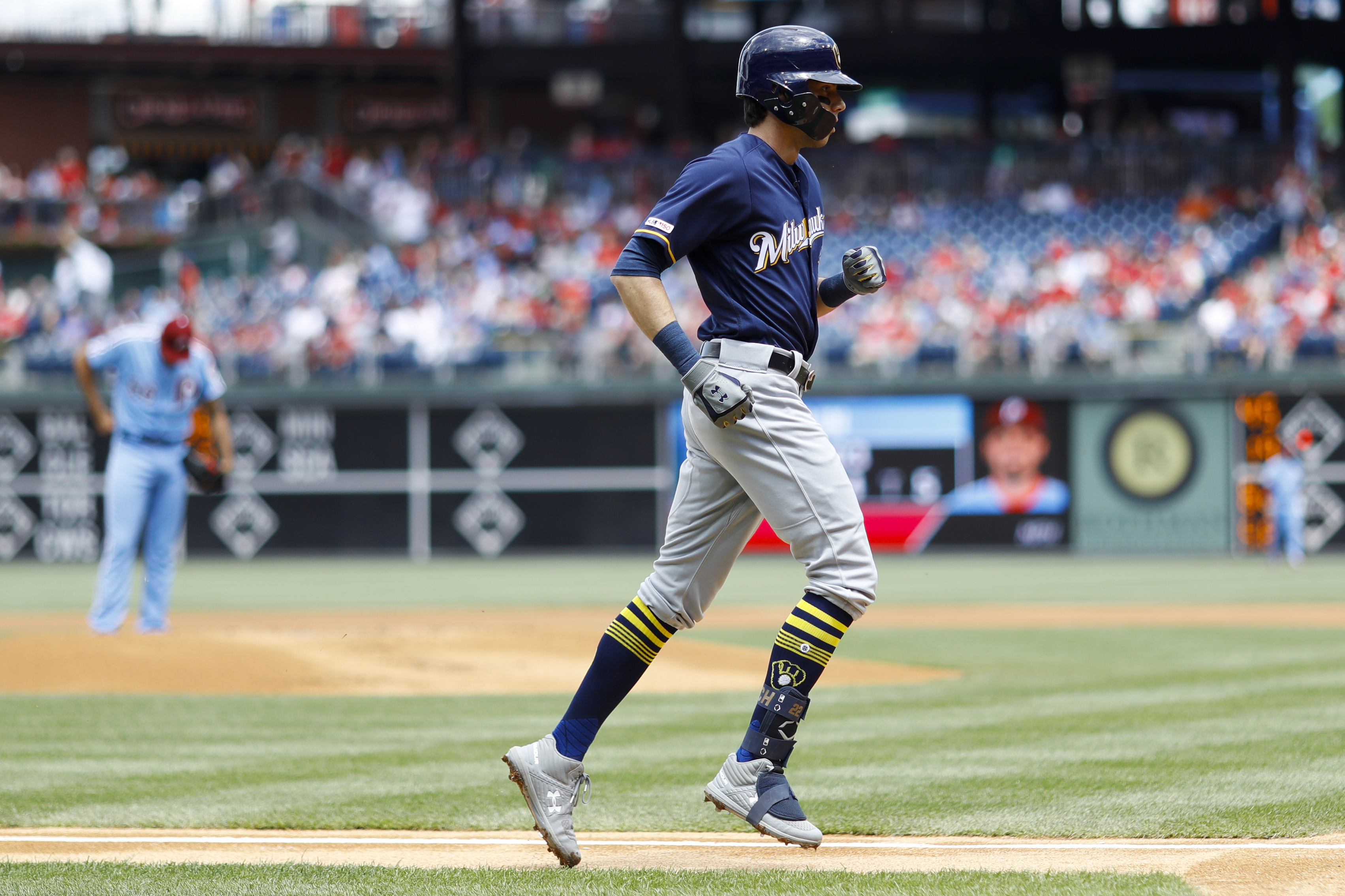Brewers' Yelich out of lineup again with back spasms