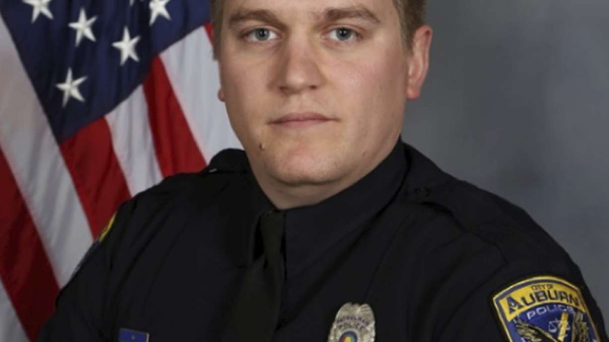 Alabama officer hurt in shooting that killed 1 improving