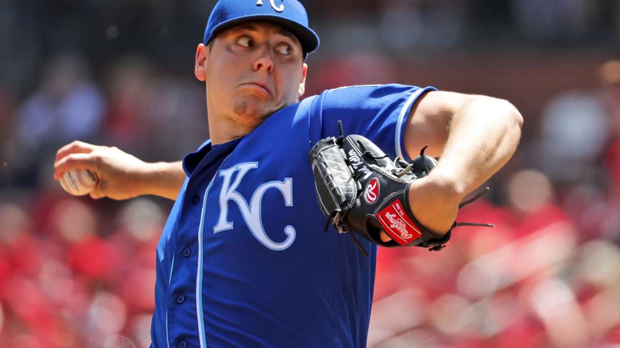 Ozuna, Carpenter homer, Cardinals split DH with Royals 10-3