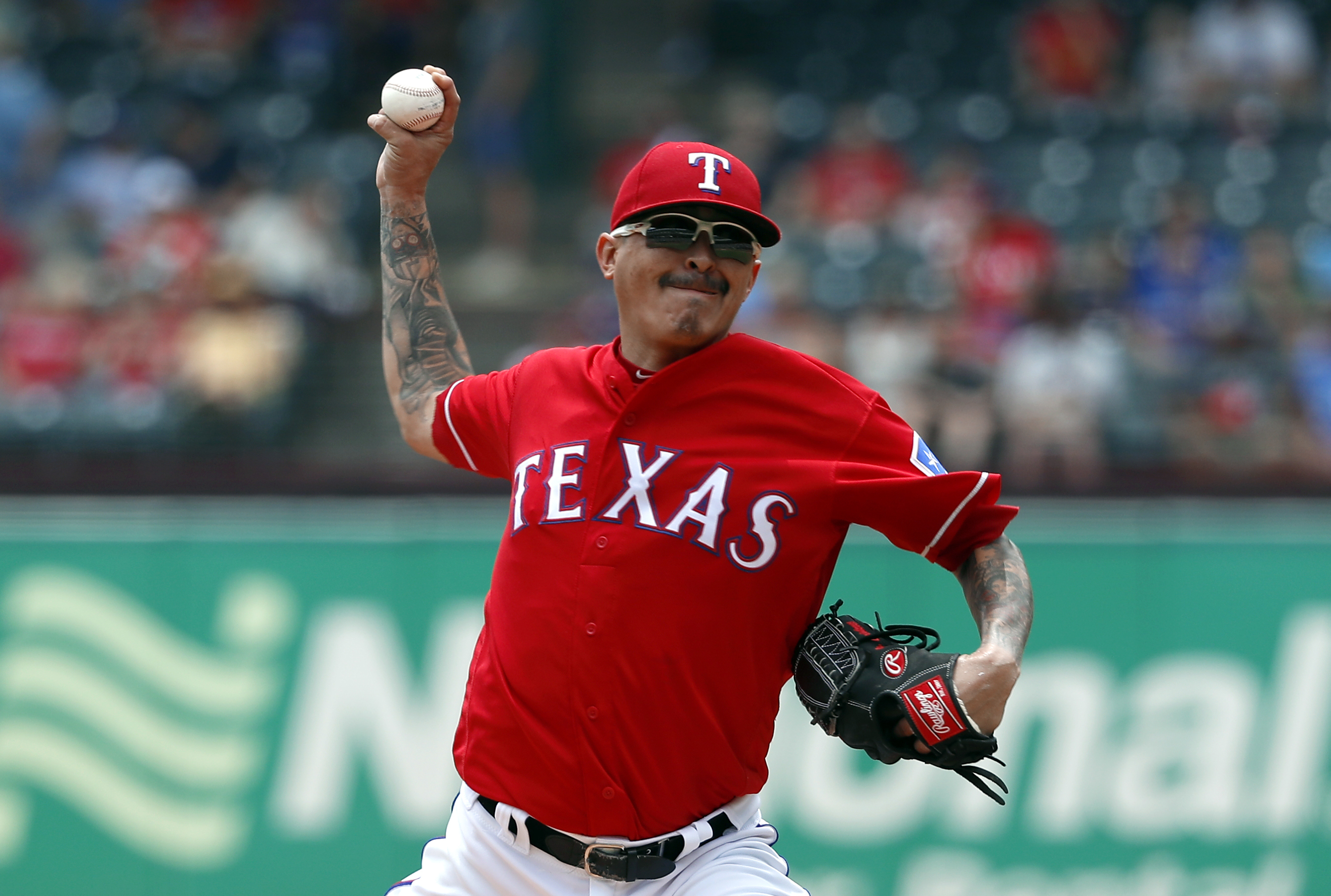 Rangers complete 3-game sweep of Mariners with 2-1 win
