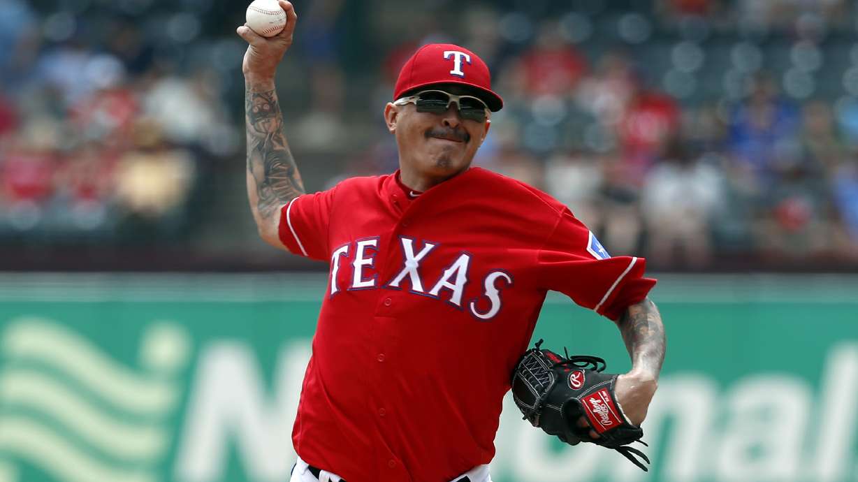 Rangers complete 3-game sweep of Mariners with 2-1 win