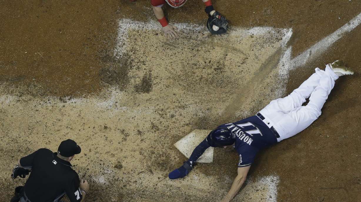 Bizarre double play helps Grandal, Brewers outlast Reds 11-9