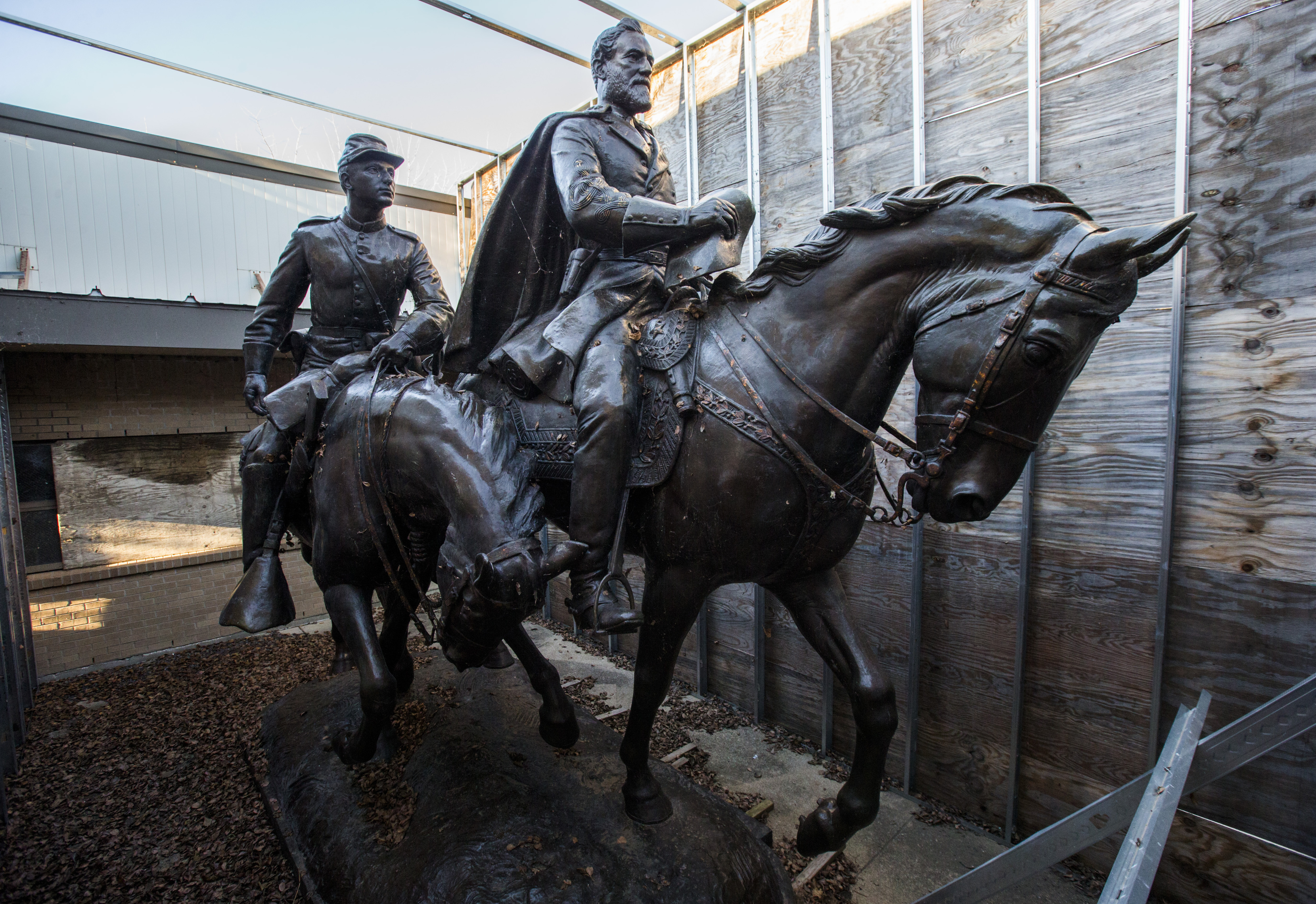 Dallas selling statue of Confederate Gen. Robert E. Lee