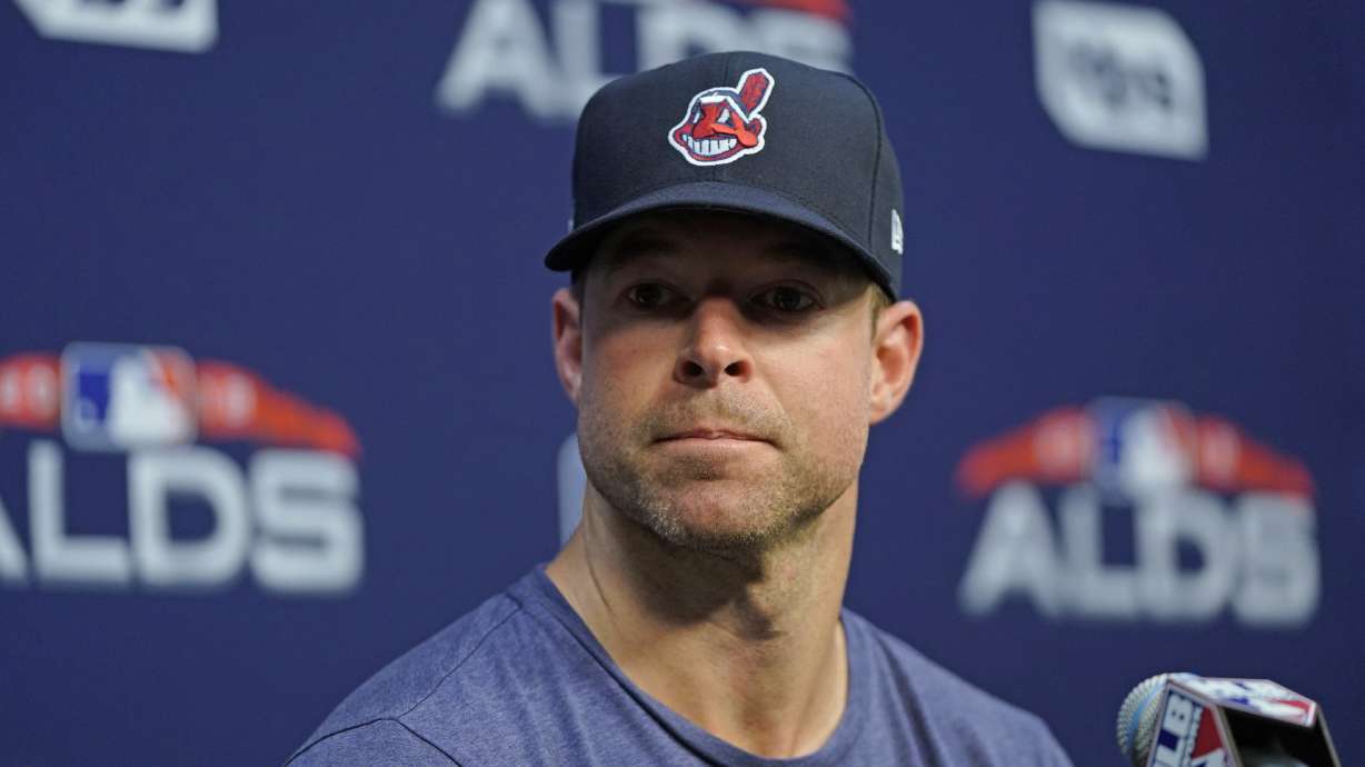 Indians' Kluber has cast removed, making progress