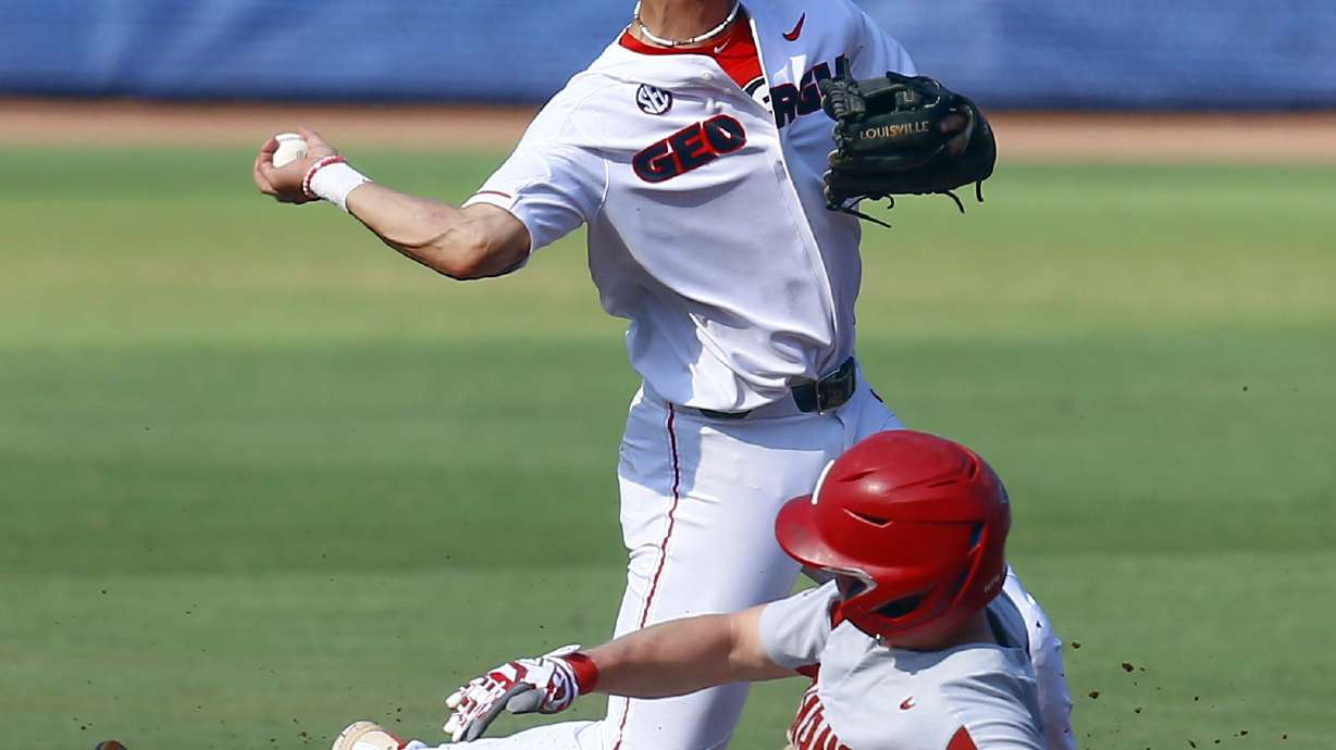 Sullivan's 2-run double lifts Georgia past Arkansas, 3-1