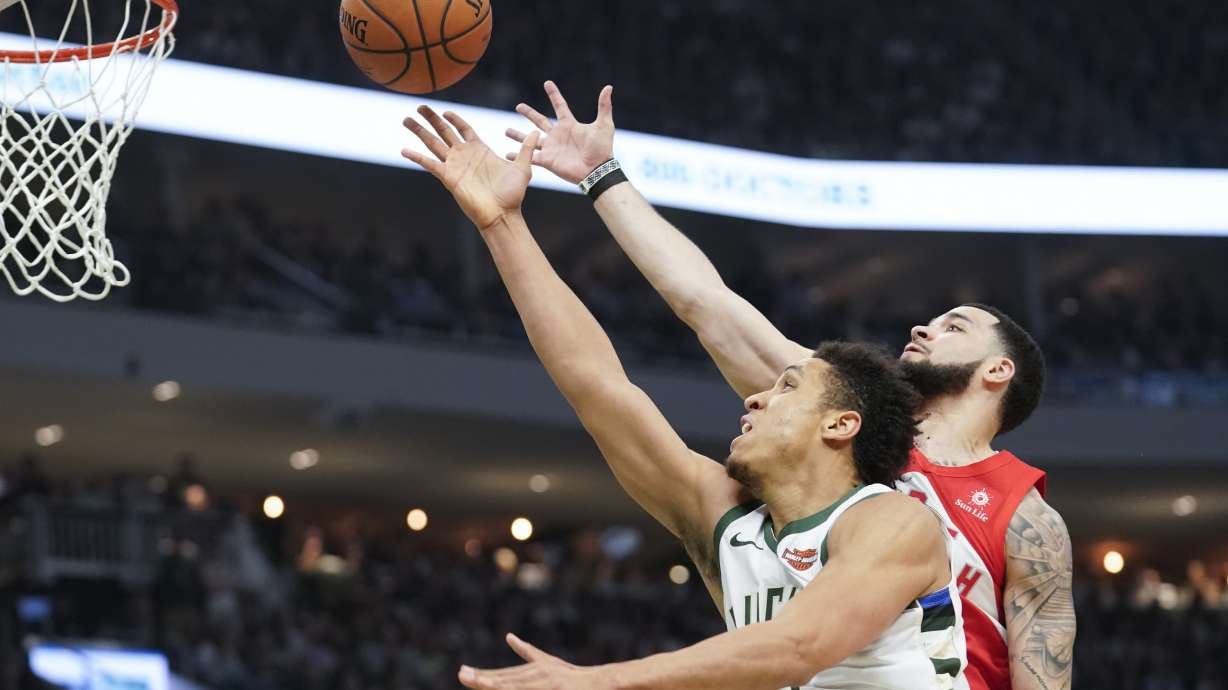 Leonard scores 35, Raptors beat Bucks 105-99 for 3-2 lead