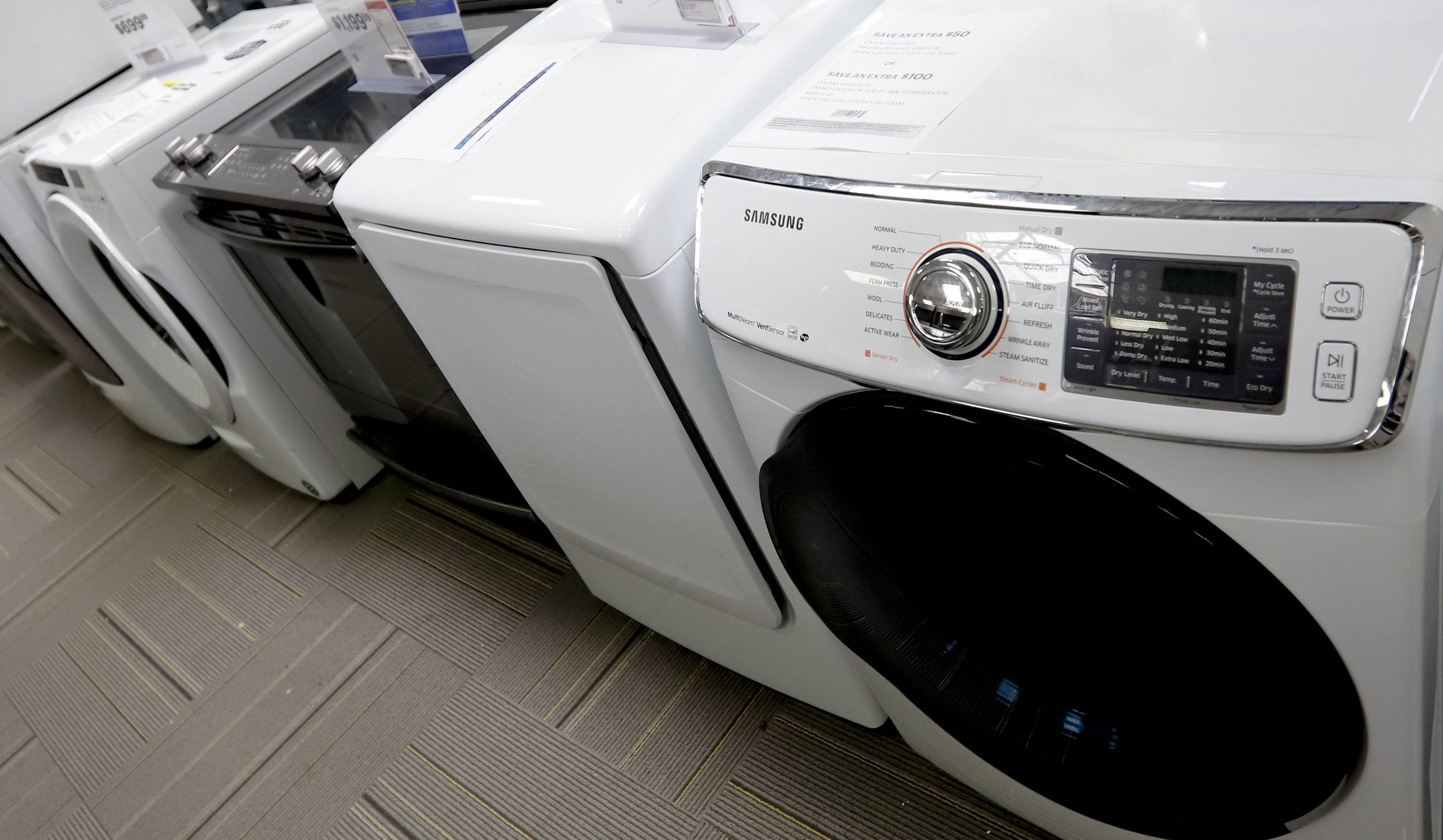 US orders for long-lasting goods fall 2.1% in April