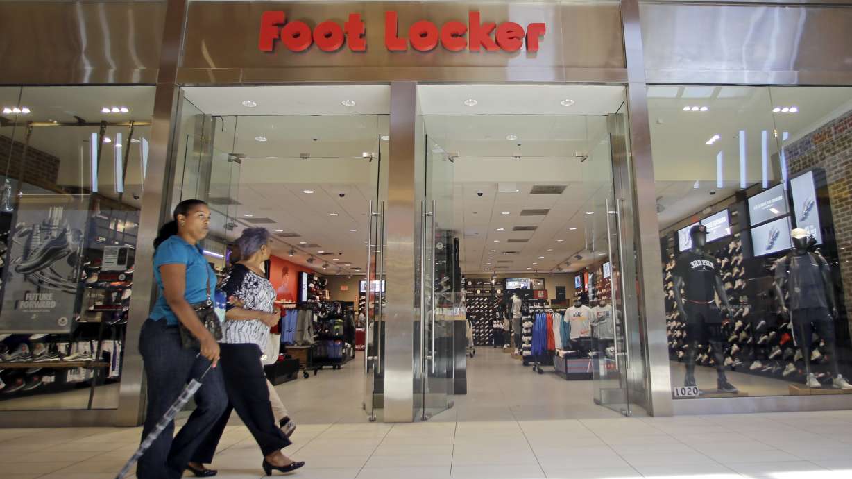 Foot Locker 1Q results miss Street, cuts earnings outlook