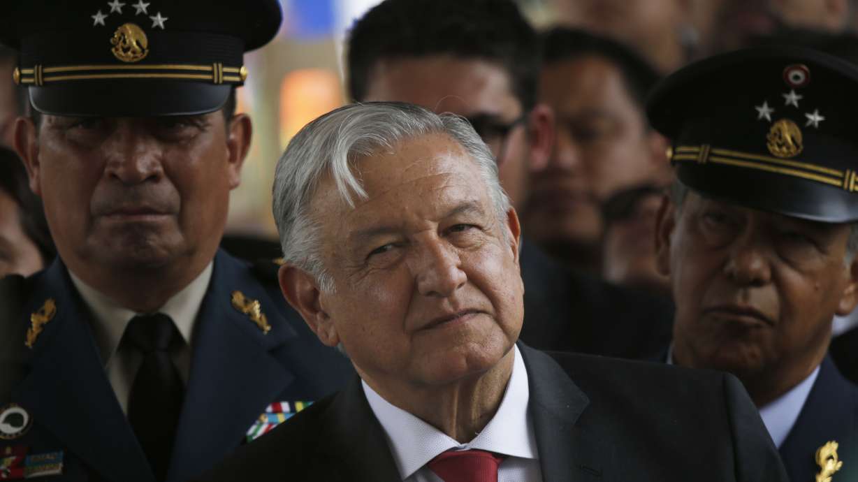Mexico's environment minister resigns for delaying flight