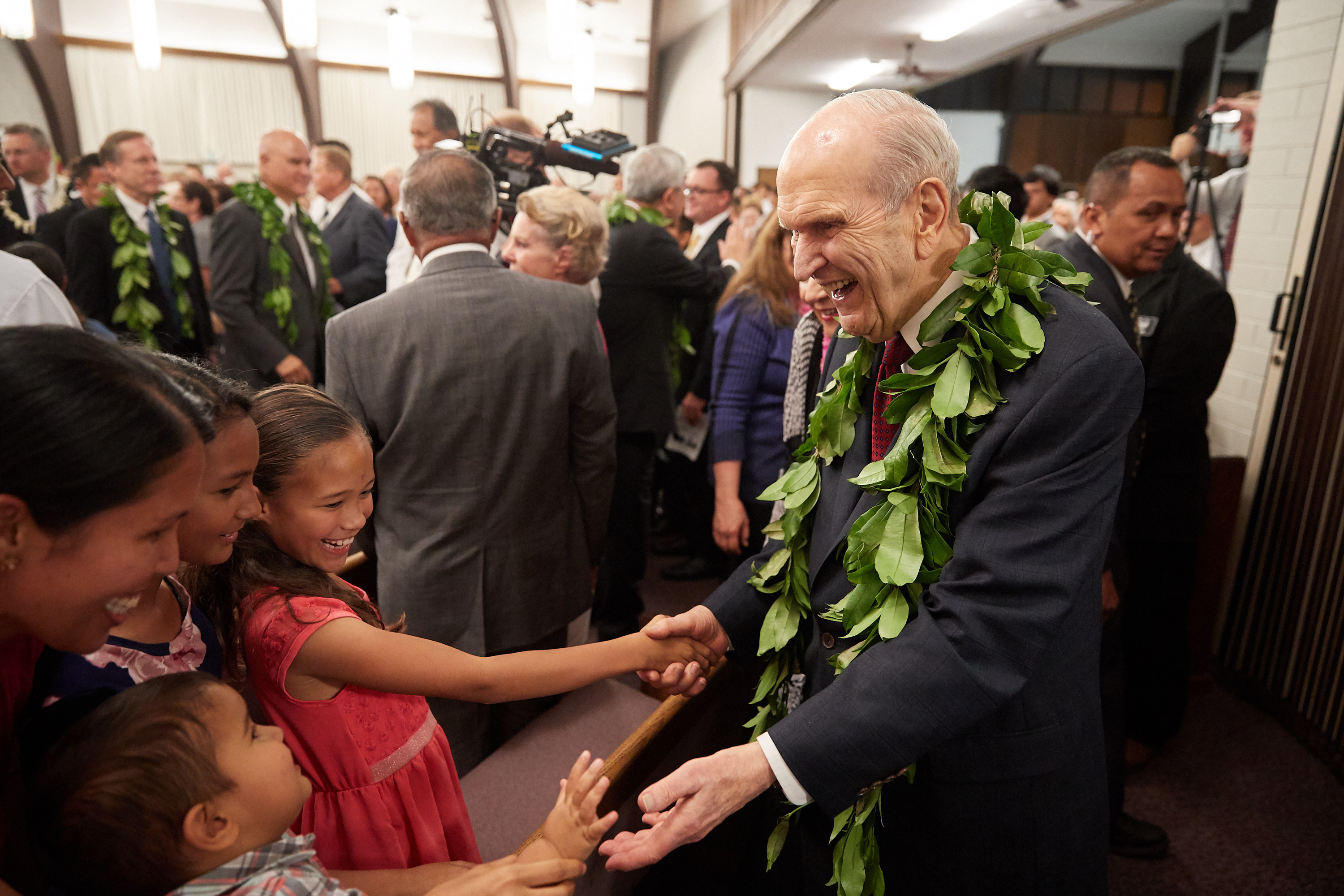 Latter-day Saint girls are excited to meet their prophet, President Russell M. Nelson, in Kona, Hawaii, May 16, 2019. (Photo: Intellectual Reserve)