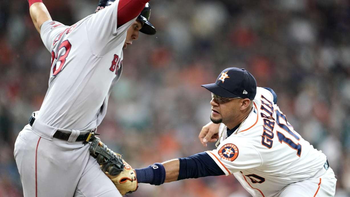 Correa's RBI single in 9th gives Astros 4-3 win over Boston