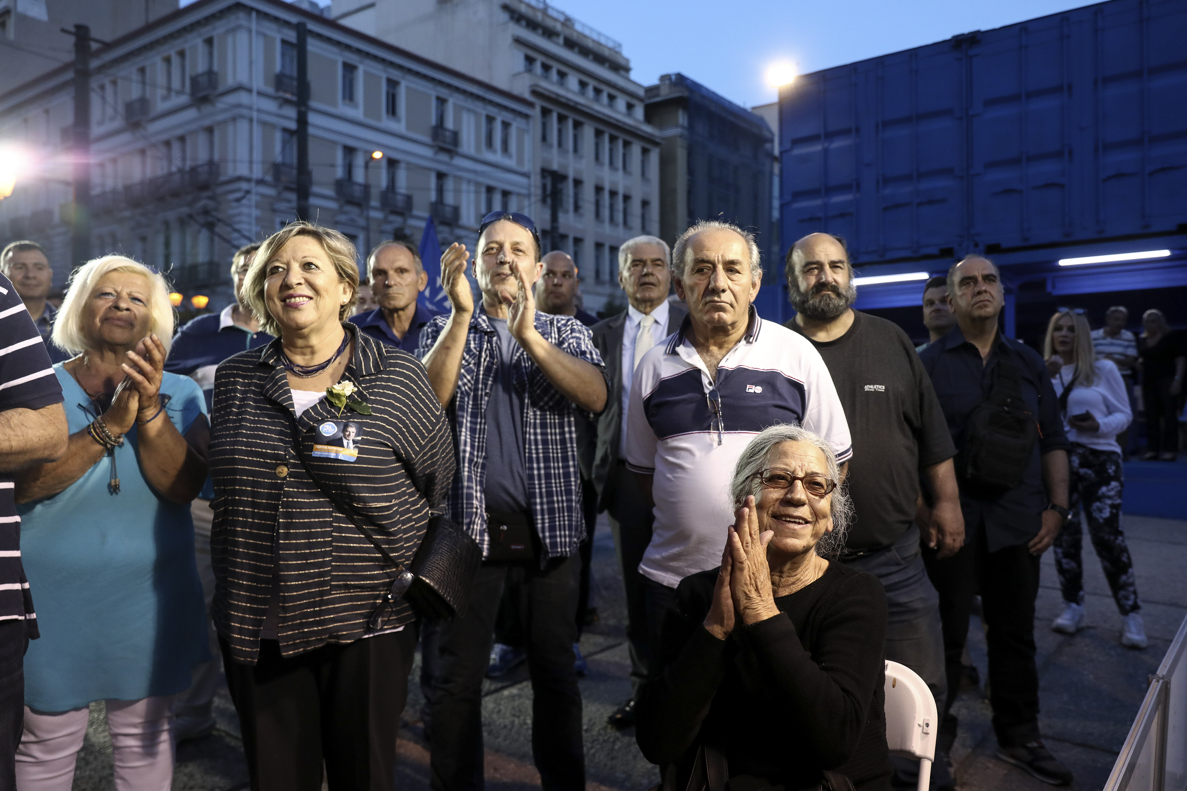 Greece: Stock market rallies after PM calls early election