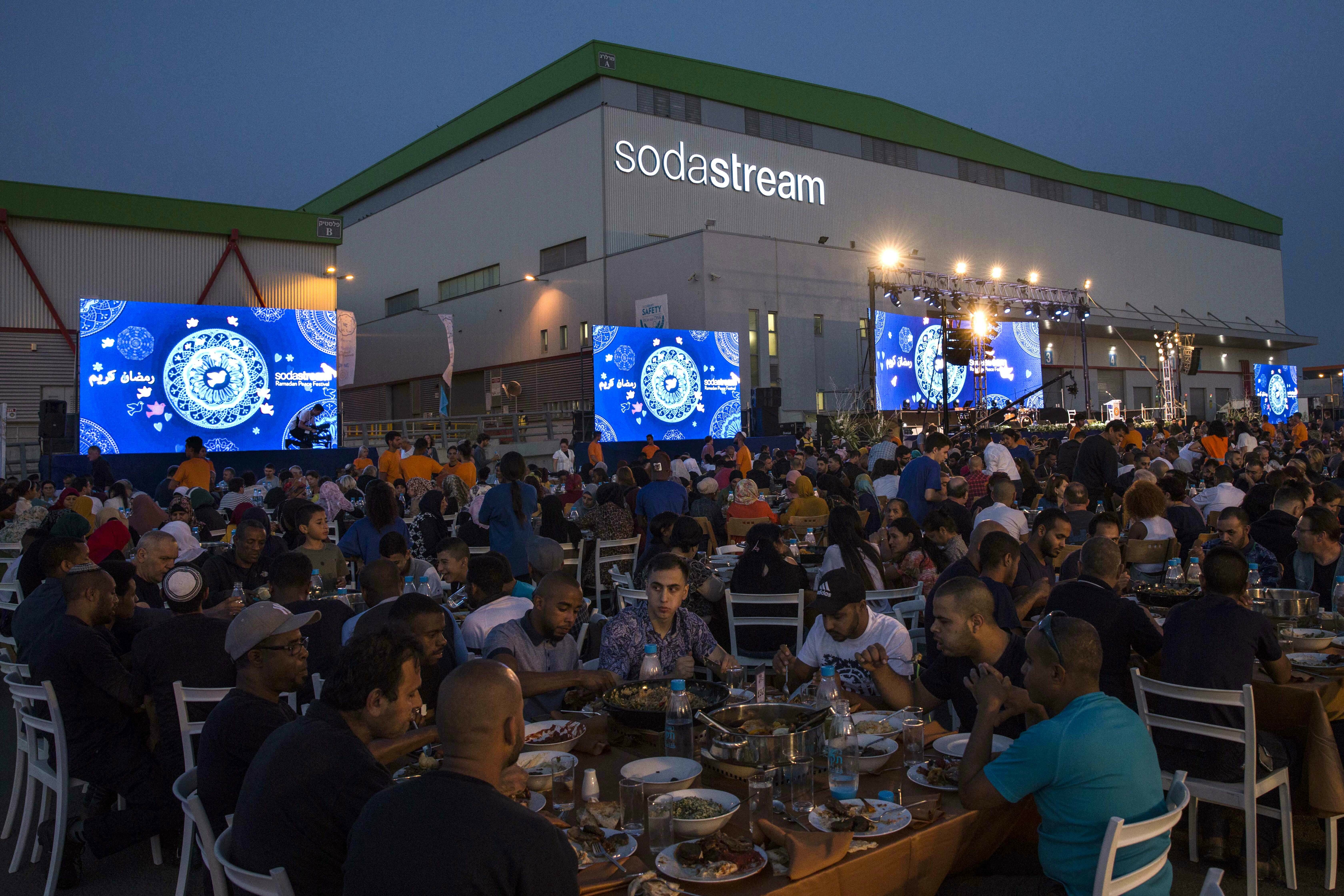 Israel's SodaStream hosts thousands for Ramadan feast