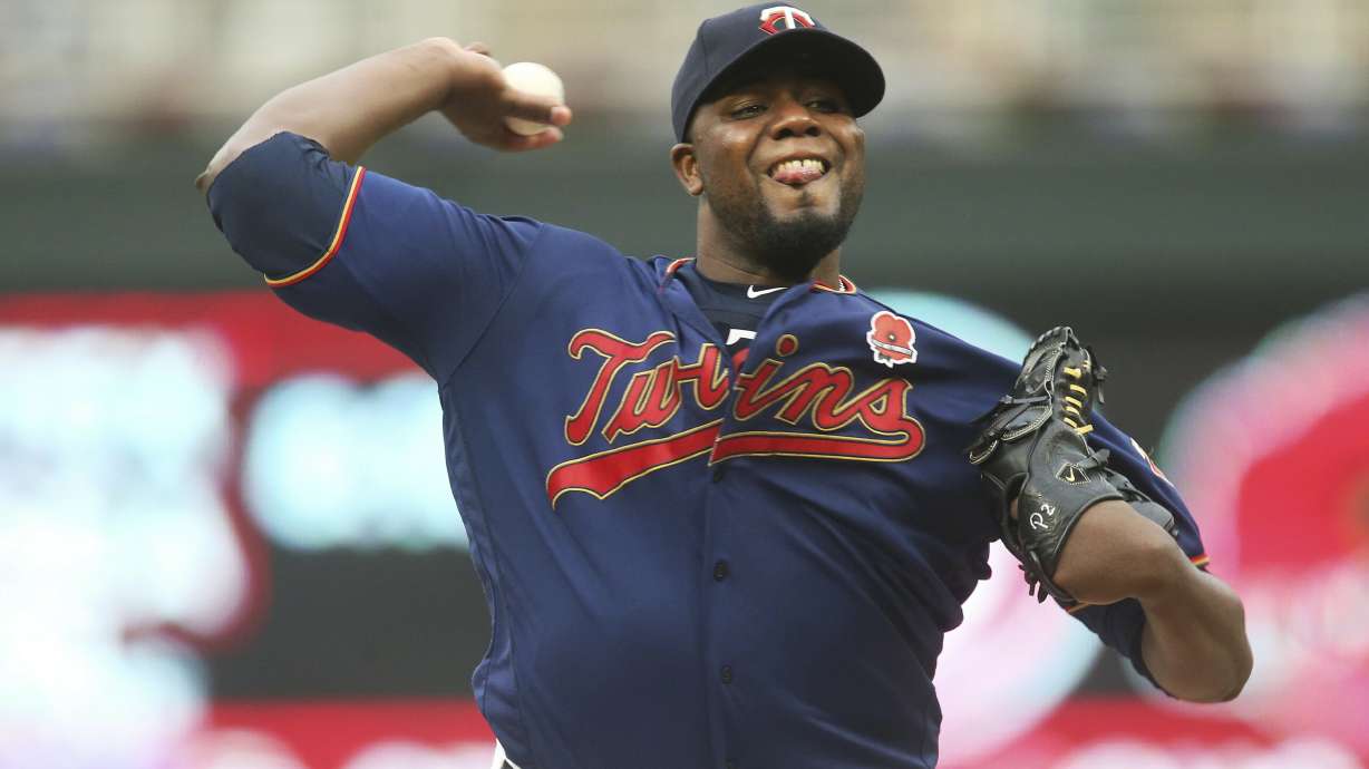 Twins shelve Pineda with knee tendinitis, promote Smeltzer