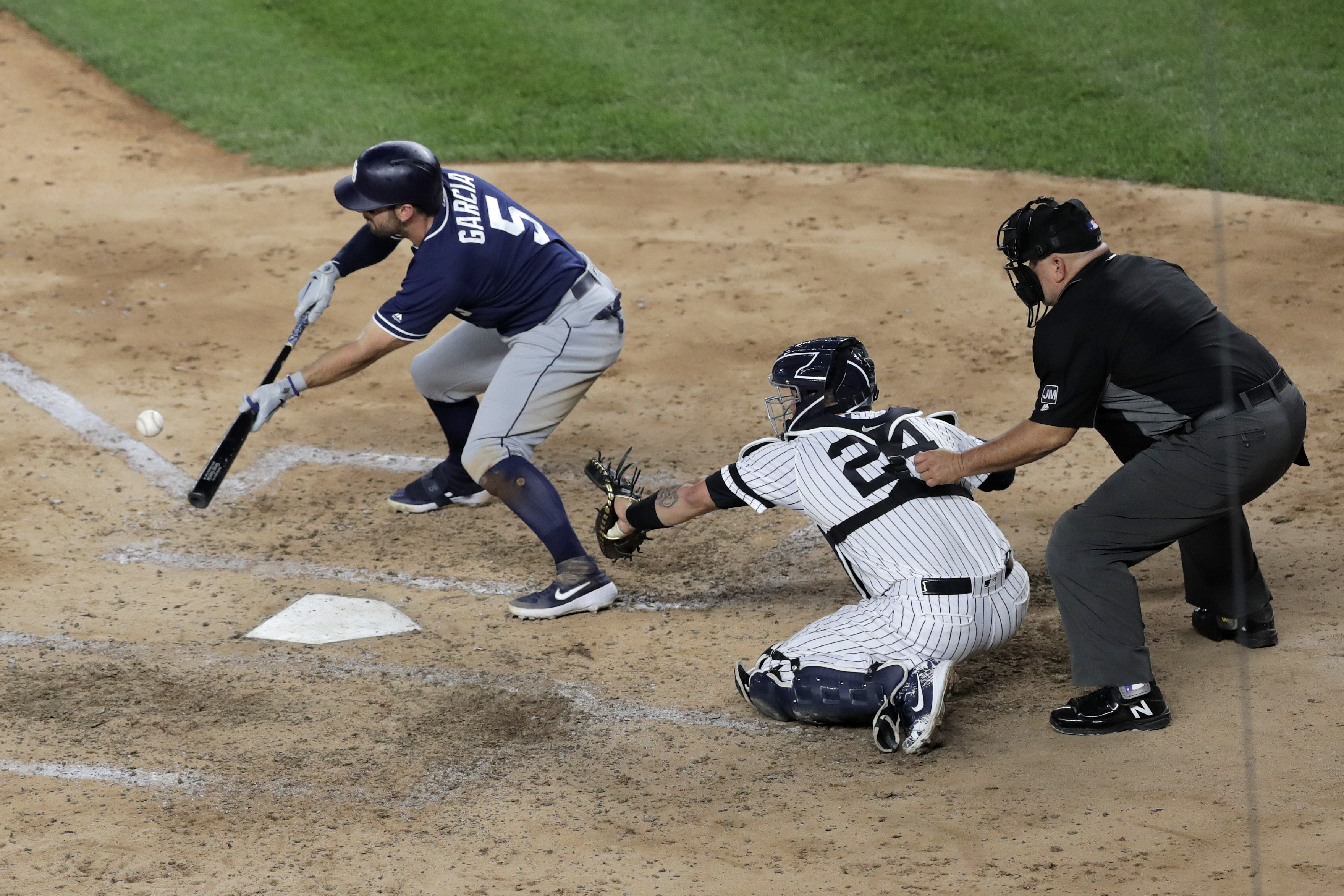 Hosmer homers, Padres go deep into 'pen to hold off Yanks