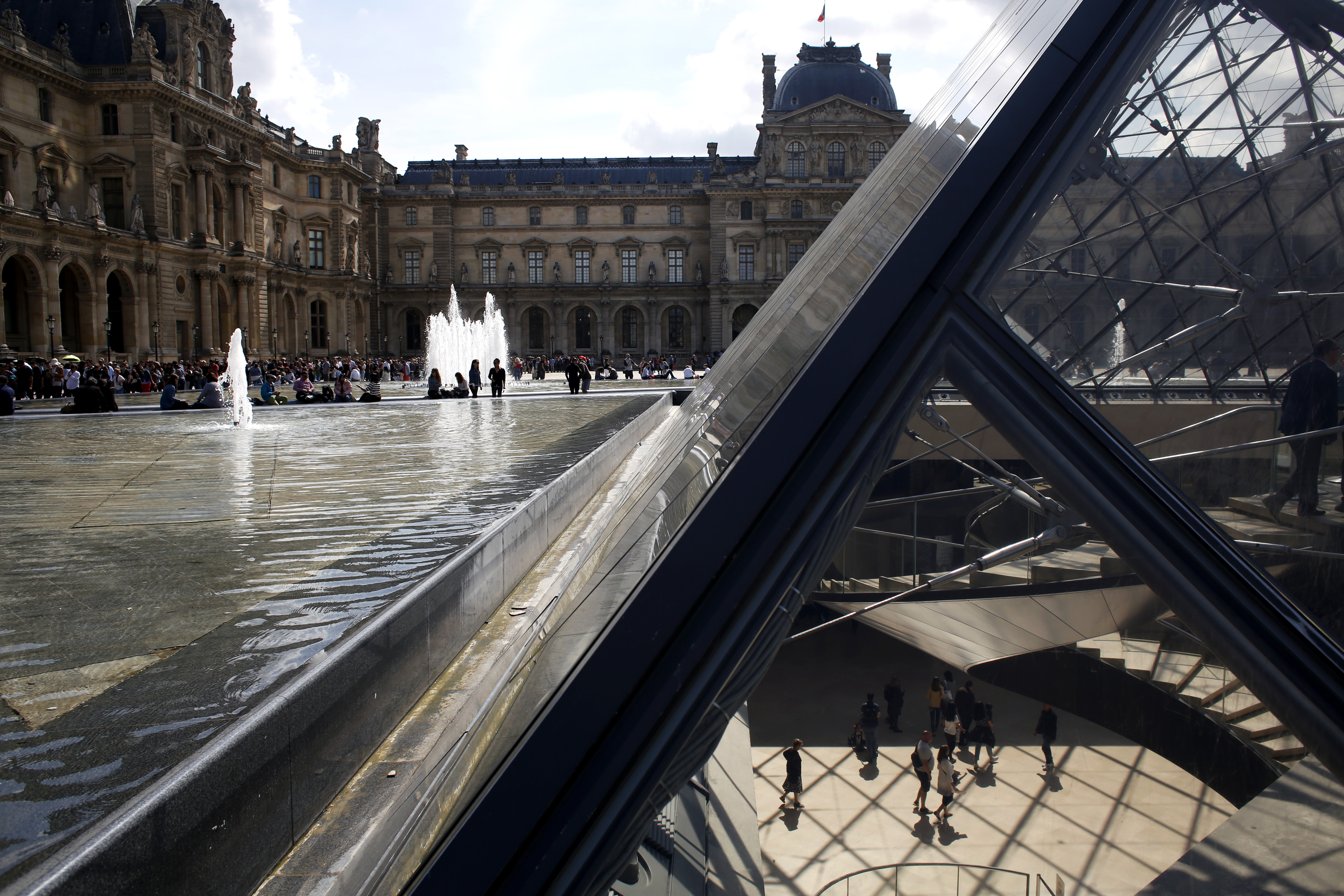 Louvre reopens after one-day closure due to overcrowding