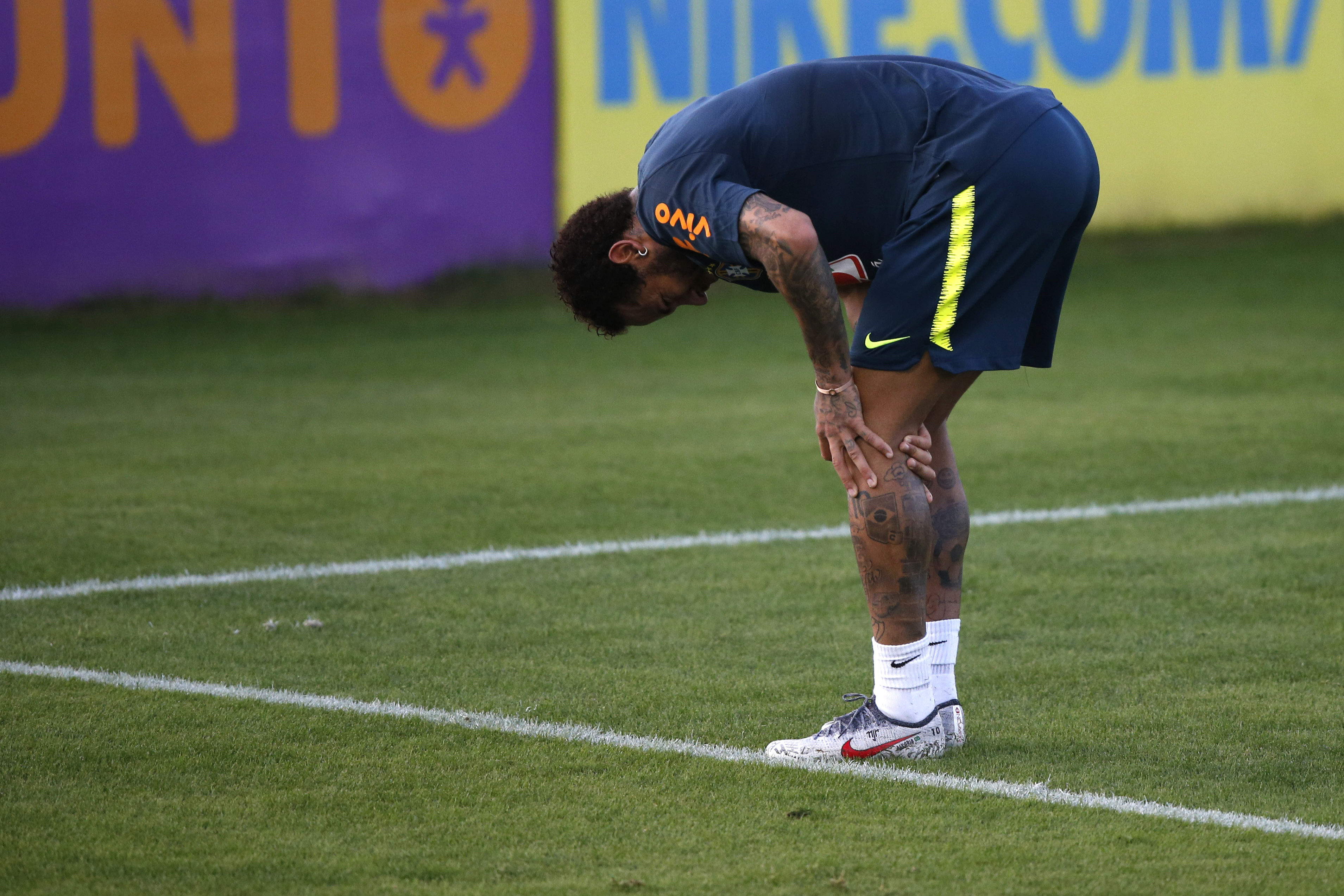 Neymar misses Brazil training session because of knee pains