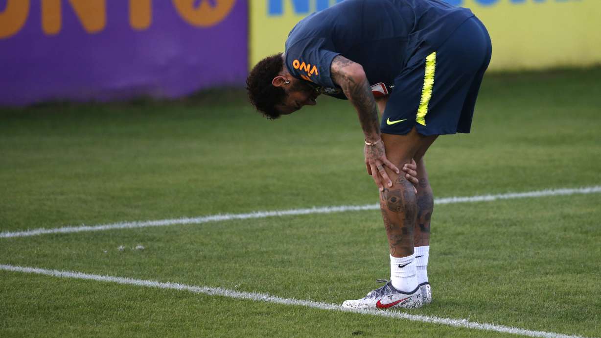 Neymar misses Brazil training session because of knee pains