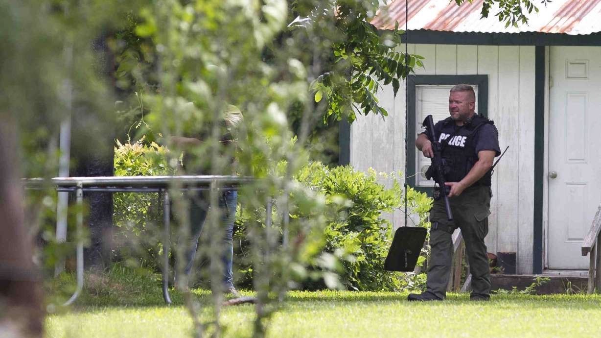 The Latest: Suspect in East Texas shootings shoots himself