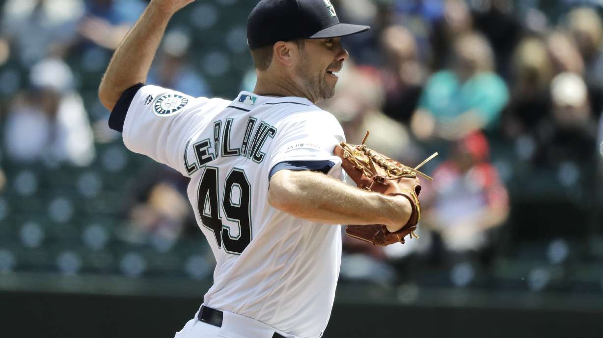 Rangers take advantage of M's miscues, rally to win 8-7