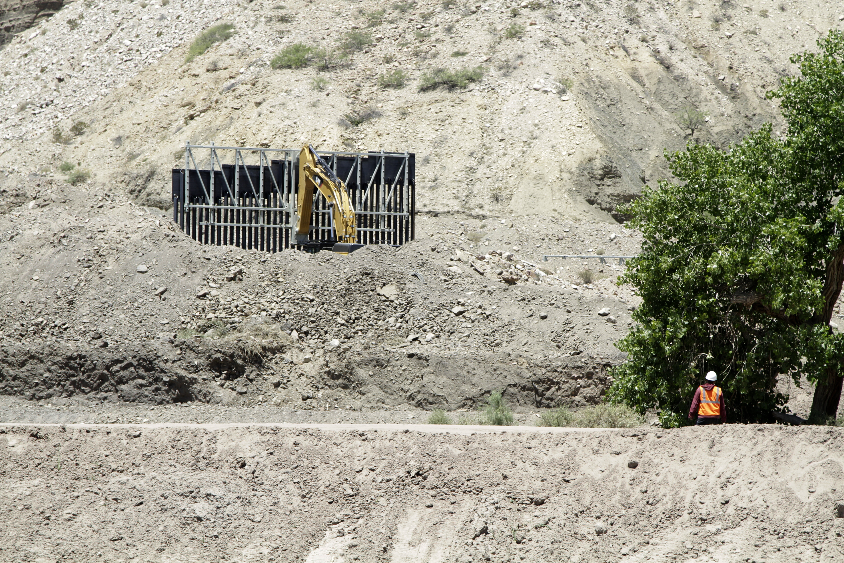 The Latest: Group behind private border wall has more plans