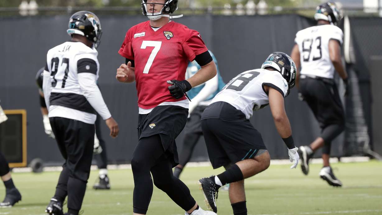 Jaguars QB Foles credits wife for his return to practice
