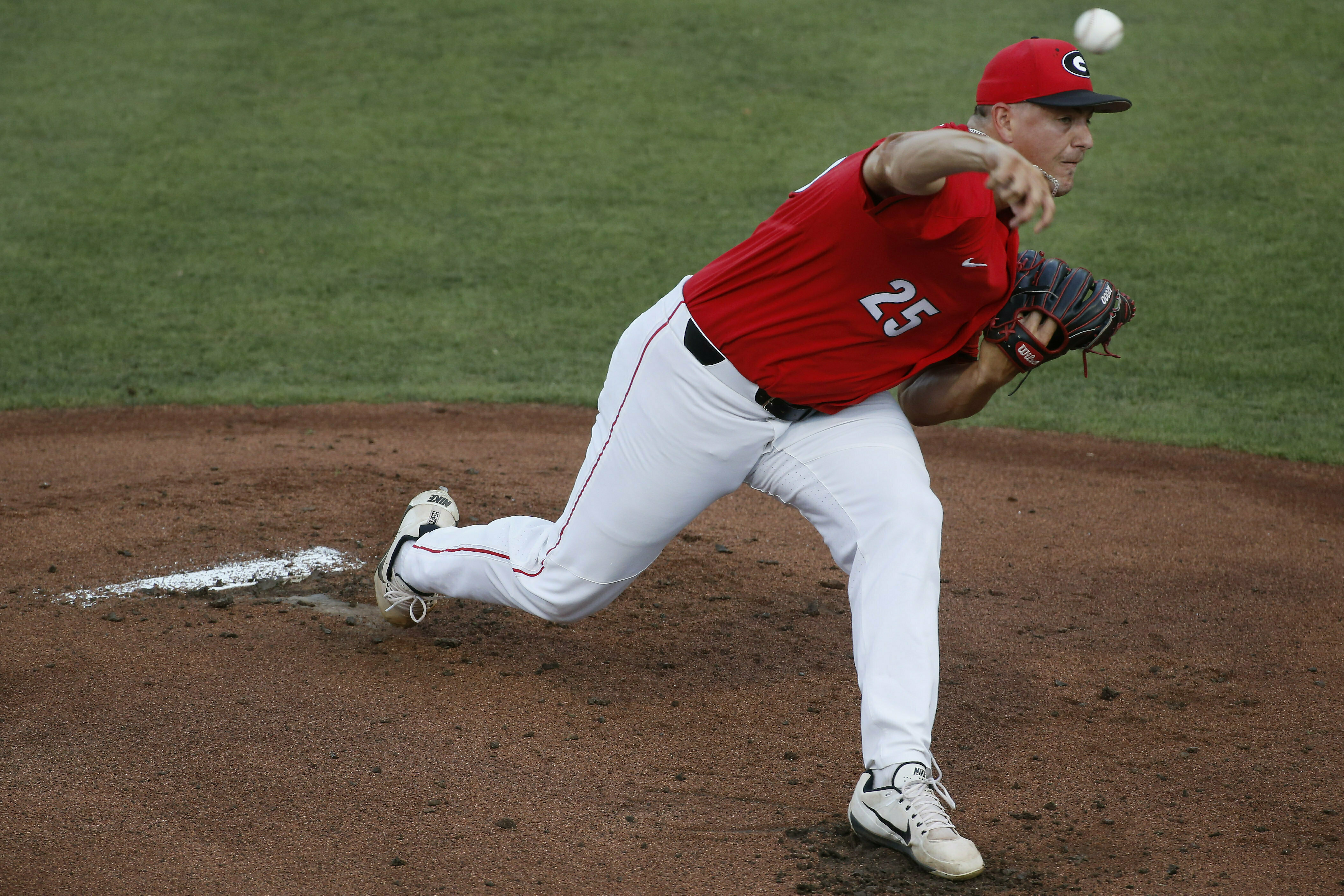 Maxwell's slam helps Georgia roll early, beat Mercer 13-3