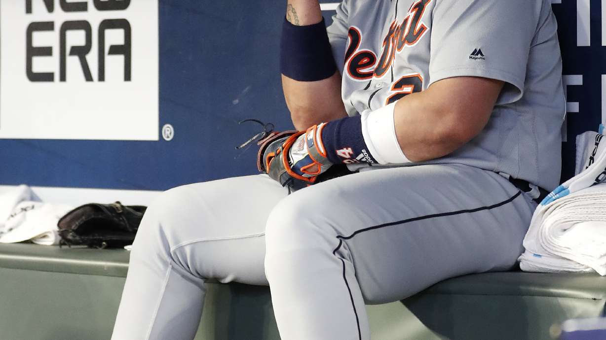 Cabrera out of Tigers' lineup, waits for MRI results on knee