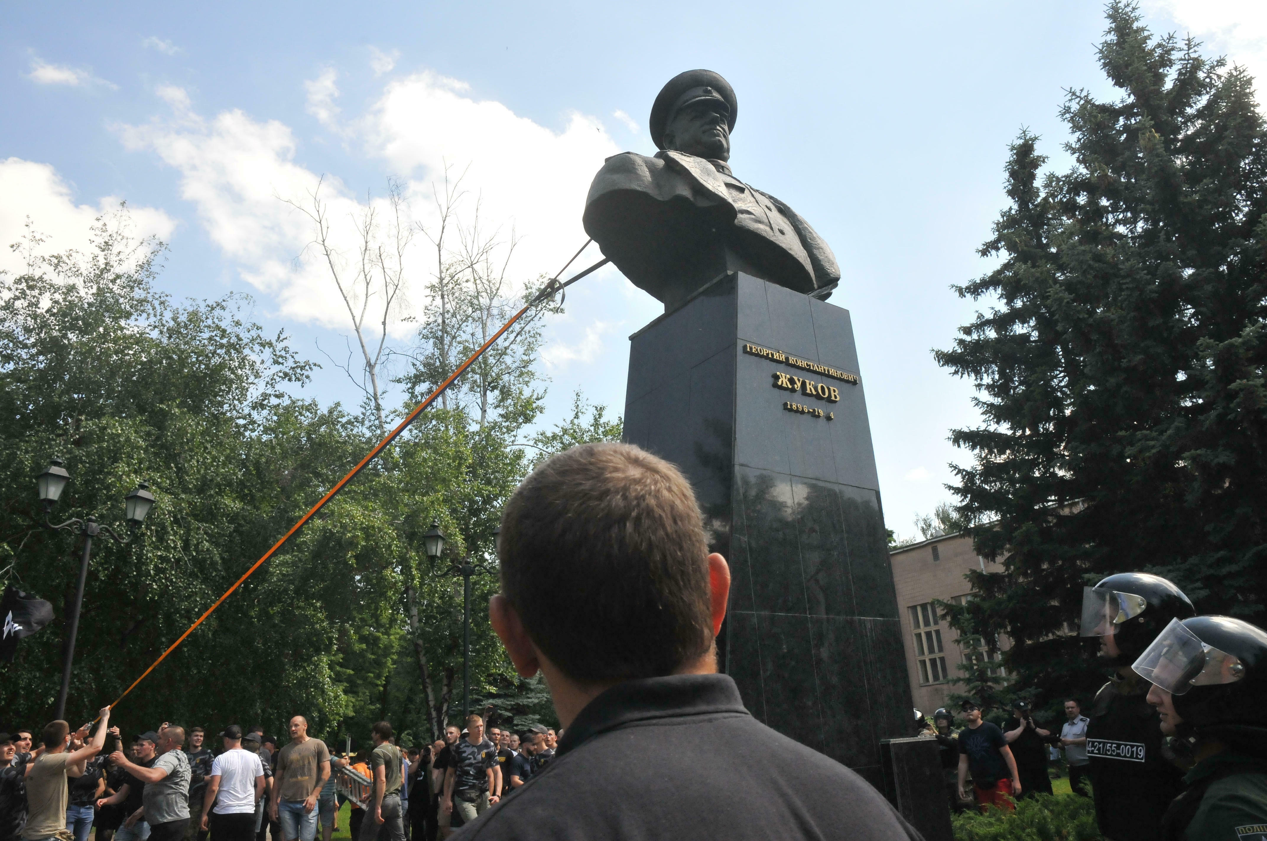 Protesters tear down Zhukov bust in Ukraine