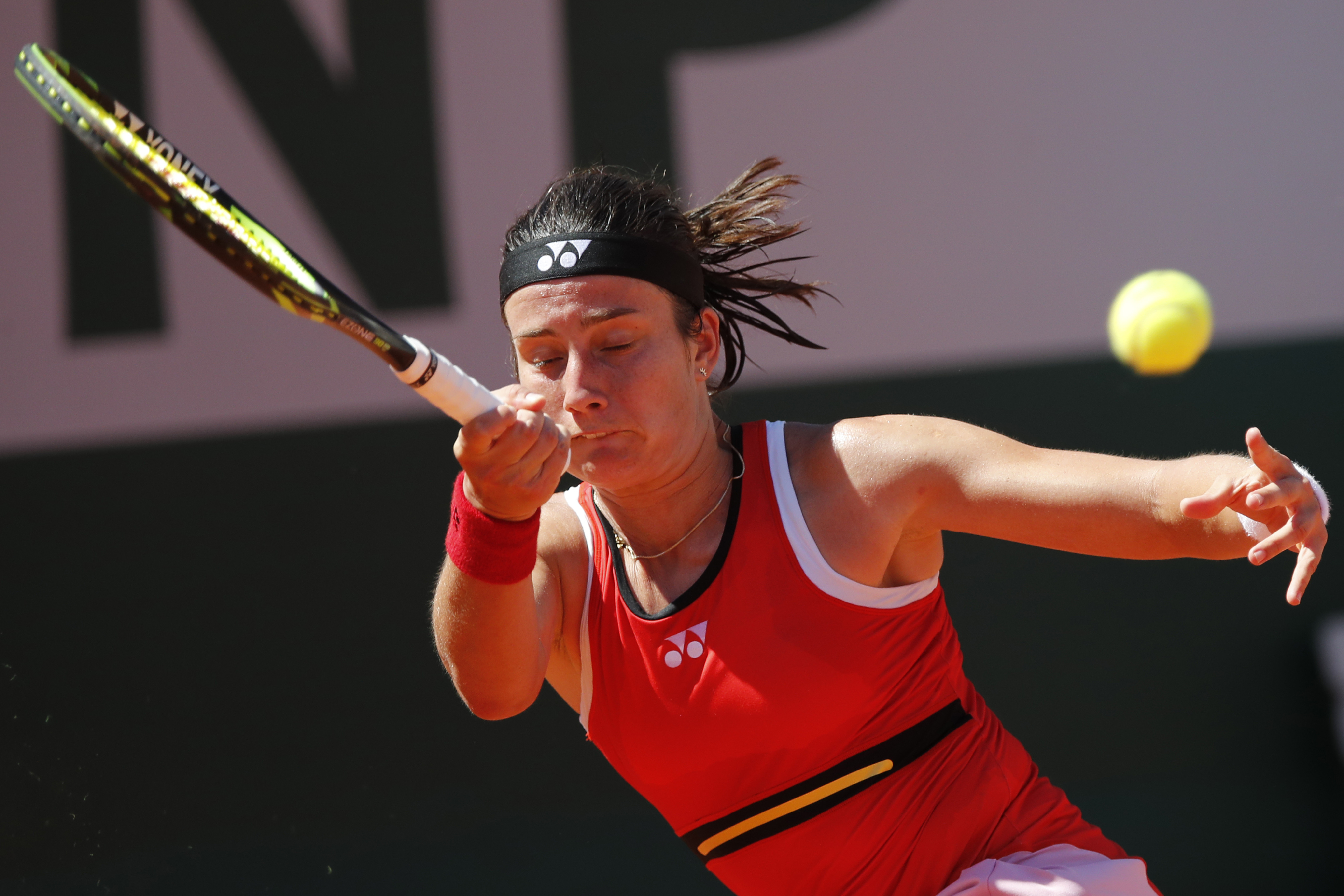 Teen Vondrousova into French quarters without losing a set