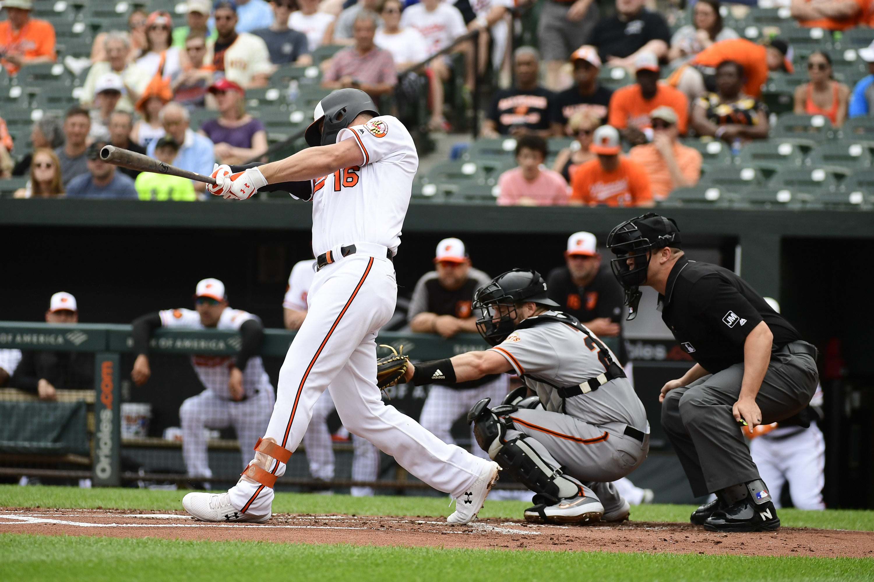 Crawford hits 2 HRs to help Giants breeze past Orioles 8-1