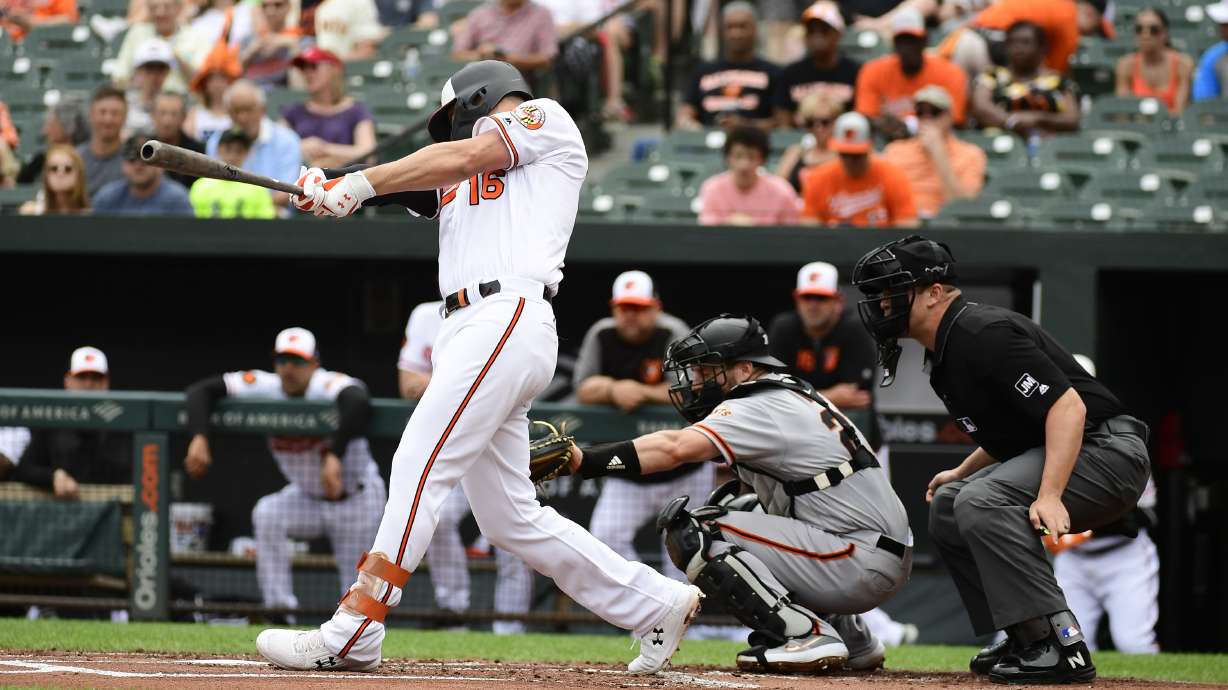 Crawford hits 2 HRs to help Giants breeze past Orioles 8-1