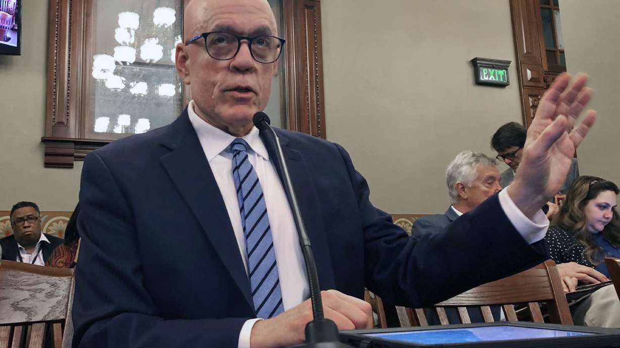 Illinois House skirts salary freeze, set for pay increase