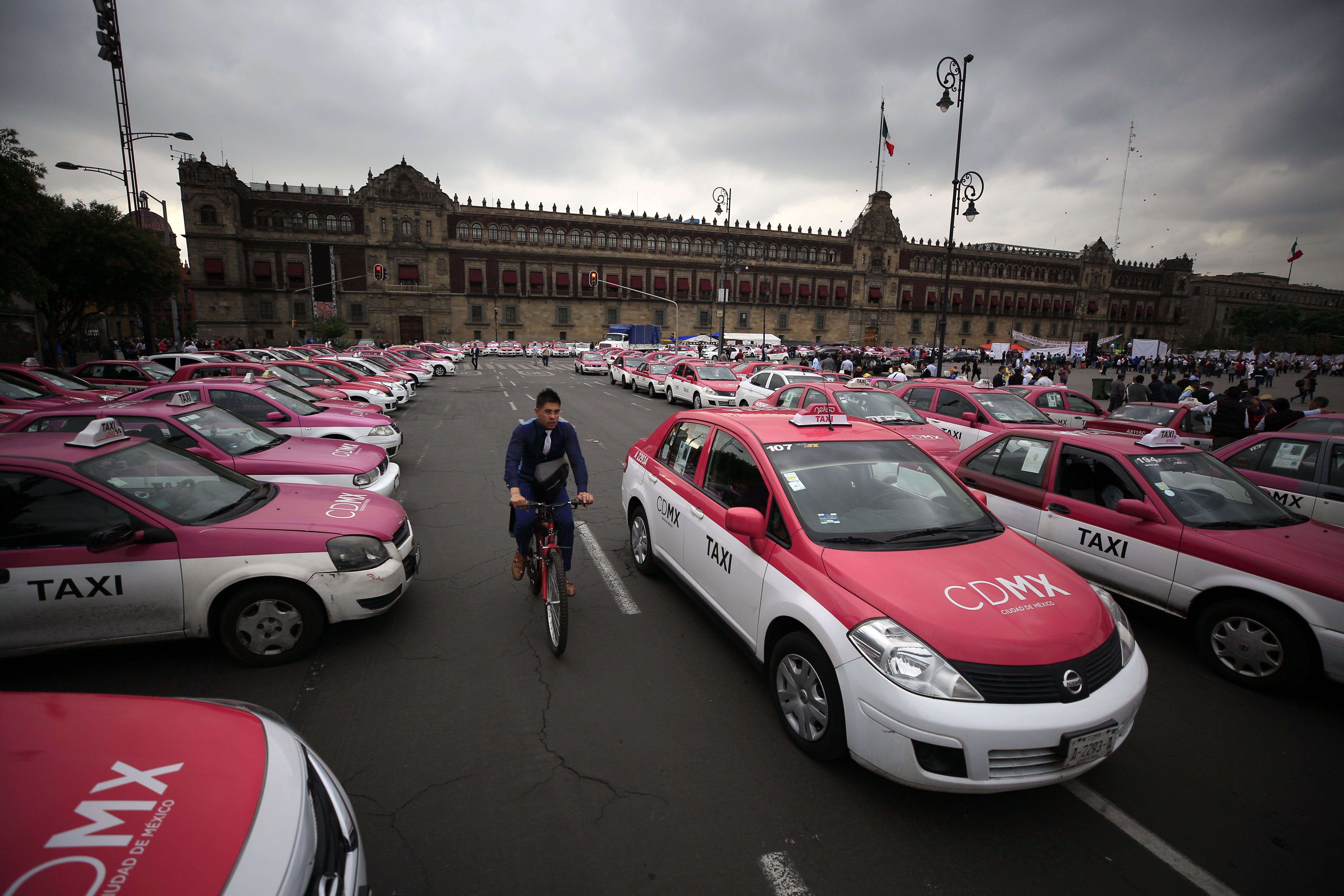 Taxi park-in jams Mexico City's Zocalo to protest ride apps