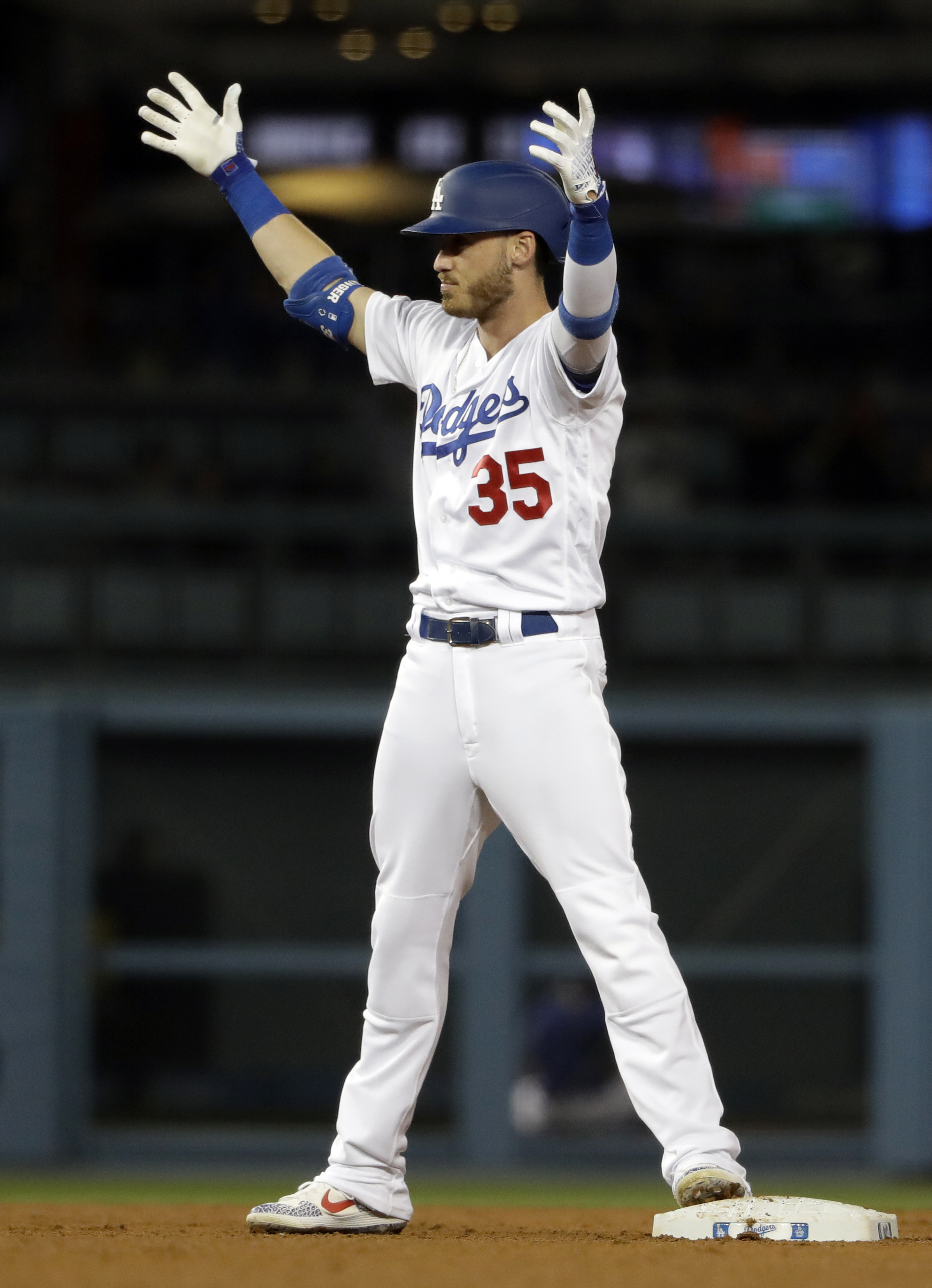 Bellinger gets a day off as Dodgers open series in Arizona