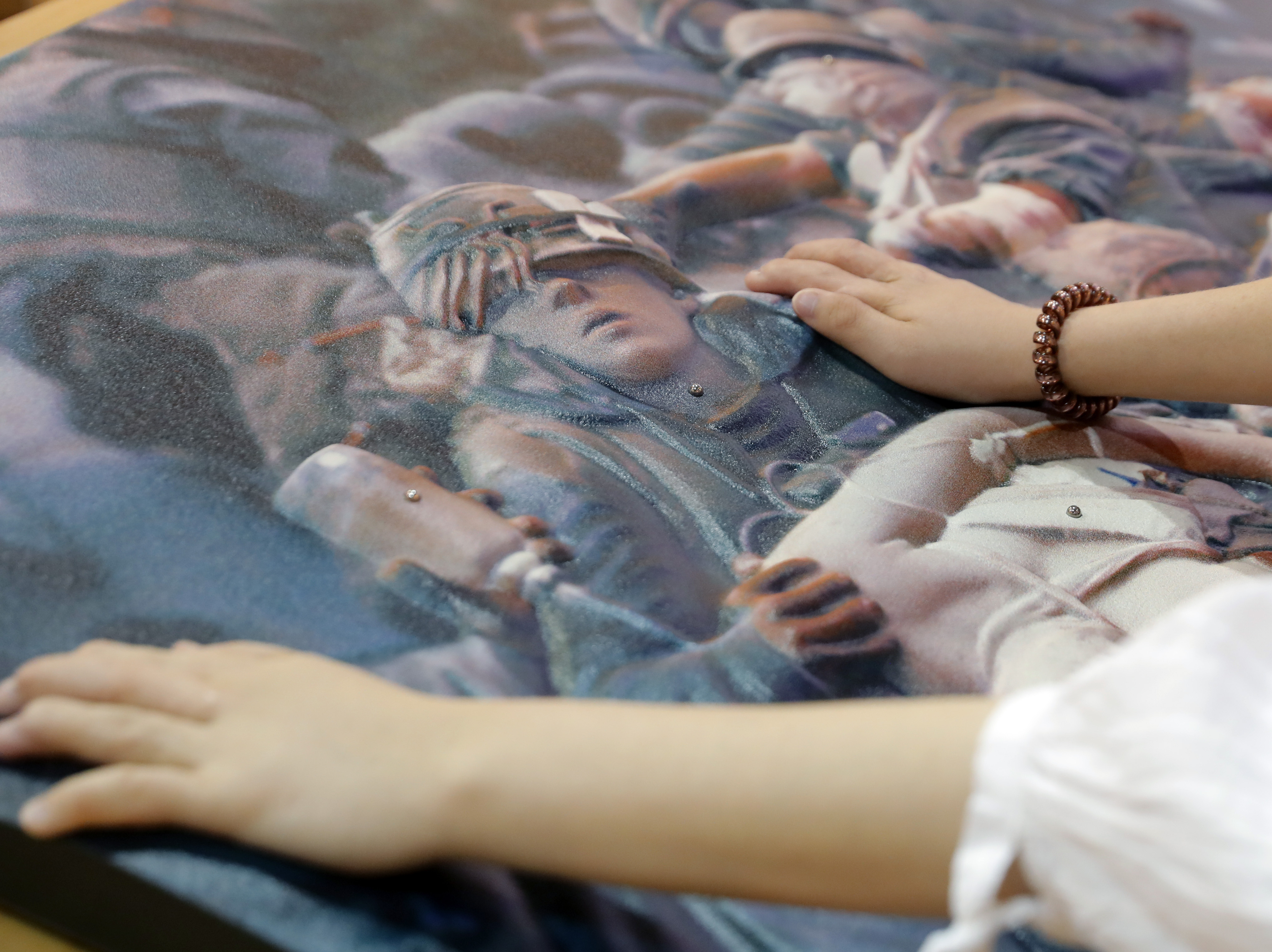 Different ways to show paintings, photos to blind people