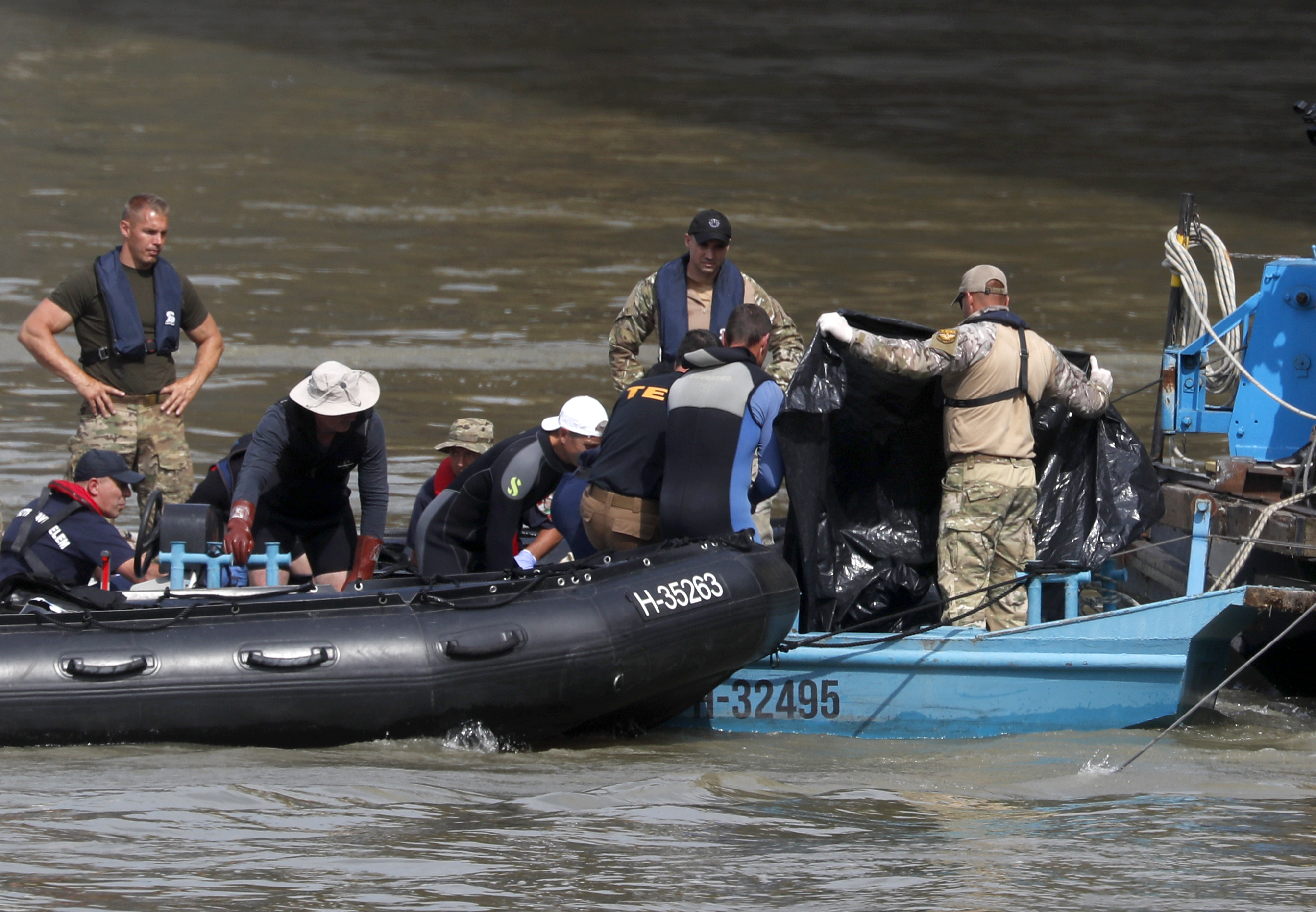 The Latest: 11th victim found in sunken Danube boat accident