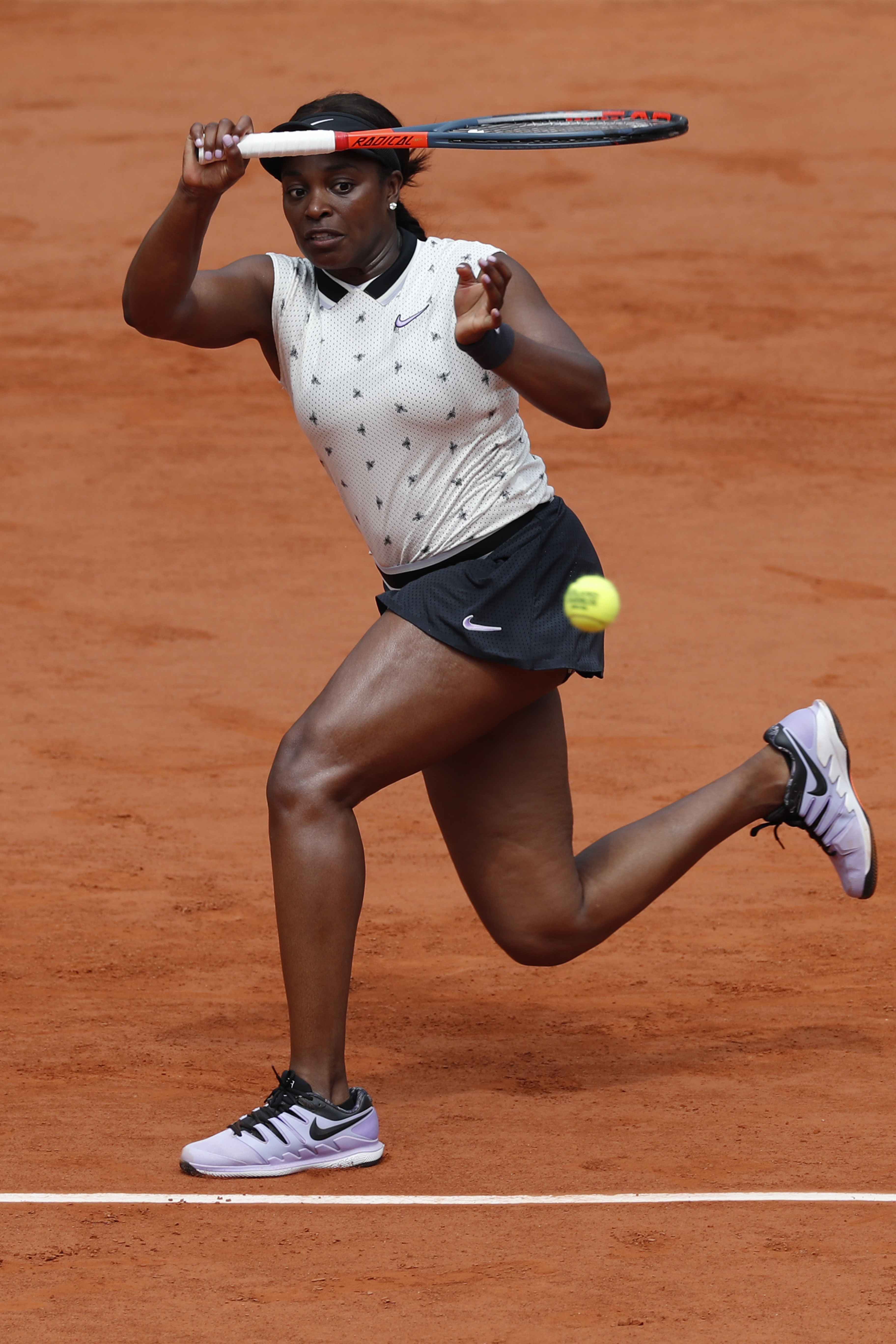 The Latest: Vondrousova moves into French Open semifinals