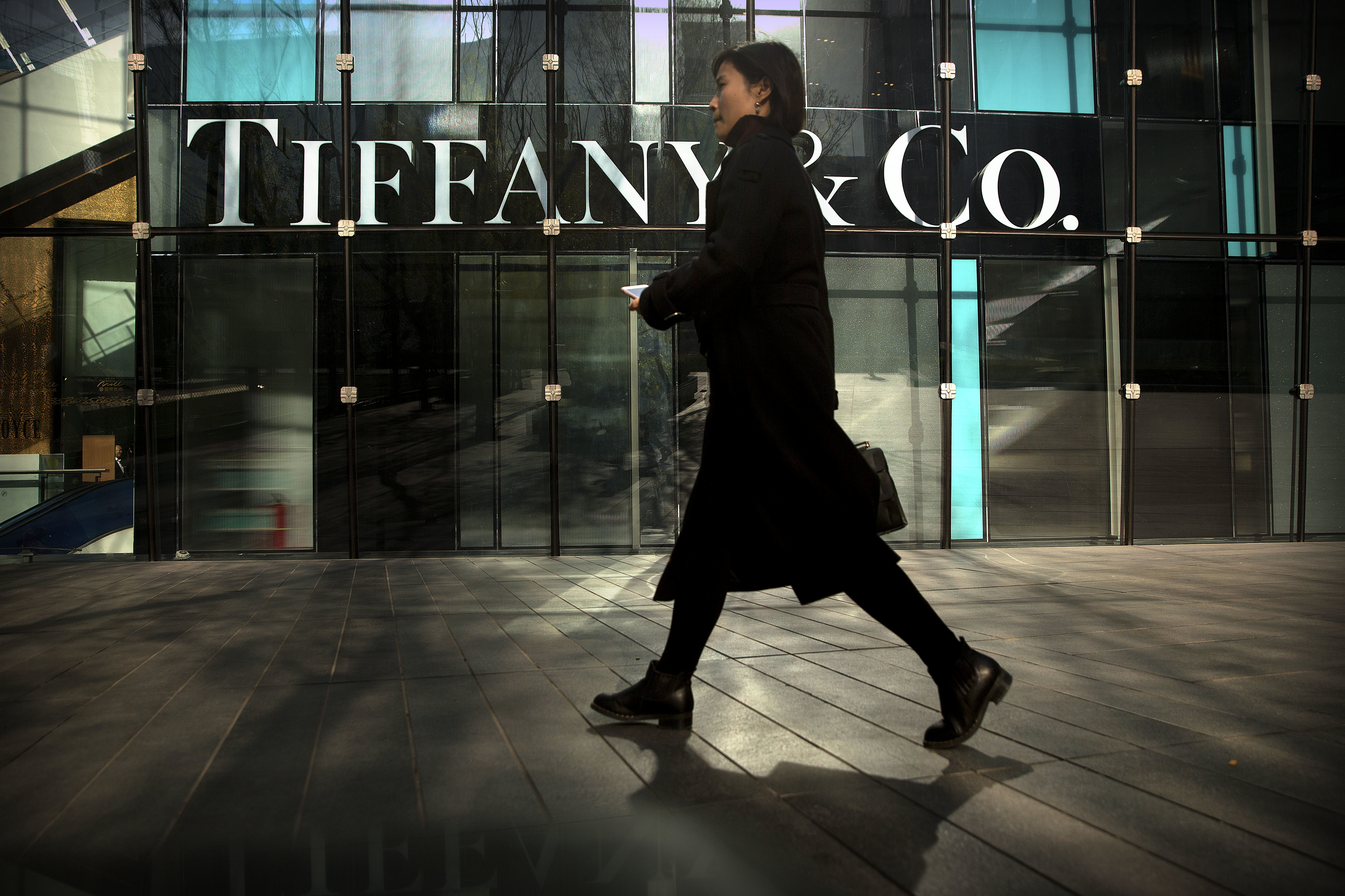 Tiffany 1Q sales drop as tourist spending slumps