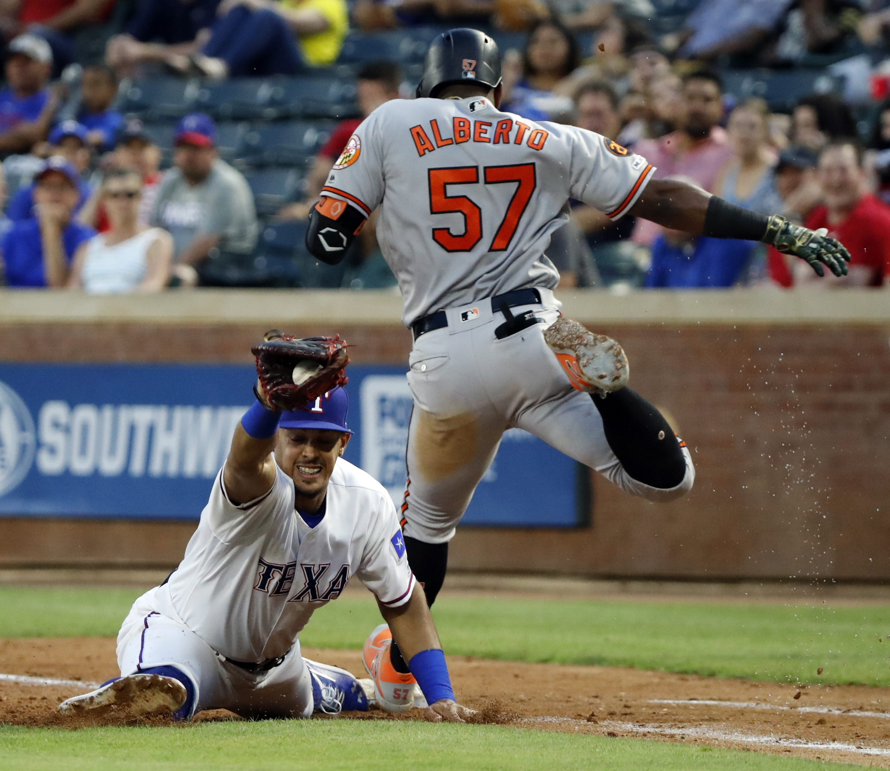 Severino hits 3 HR, makes saving play in 9th as O's beat TEX