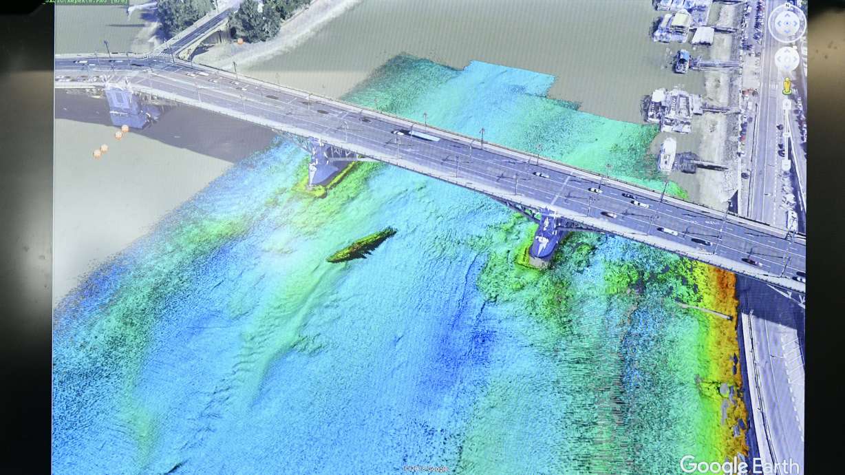 Floating crane in Hungary's capital to lift sunken tour boat