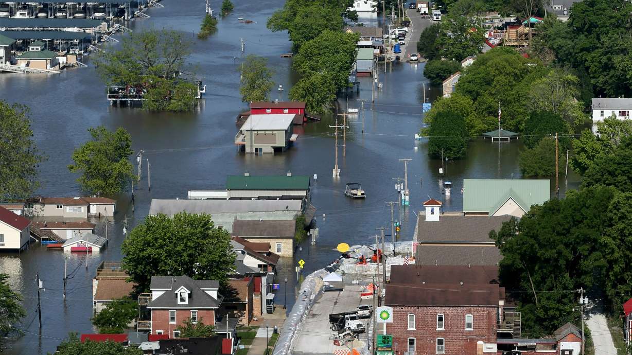 Floodwaters test sandbag fortifications around Missouri